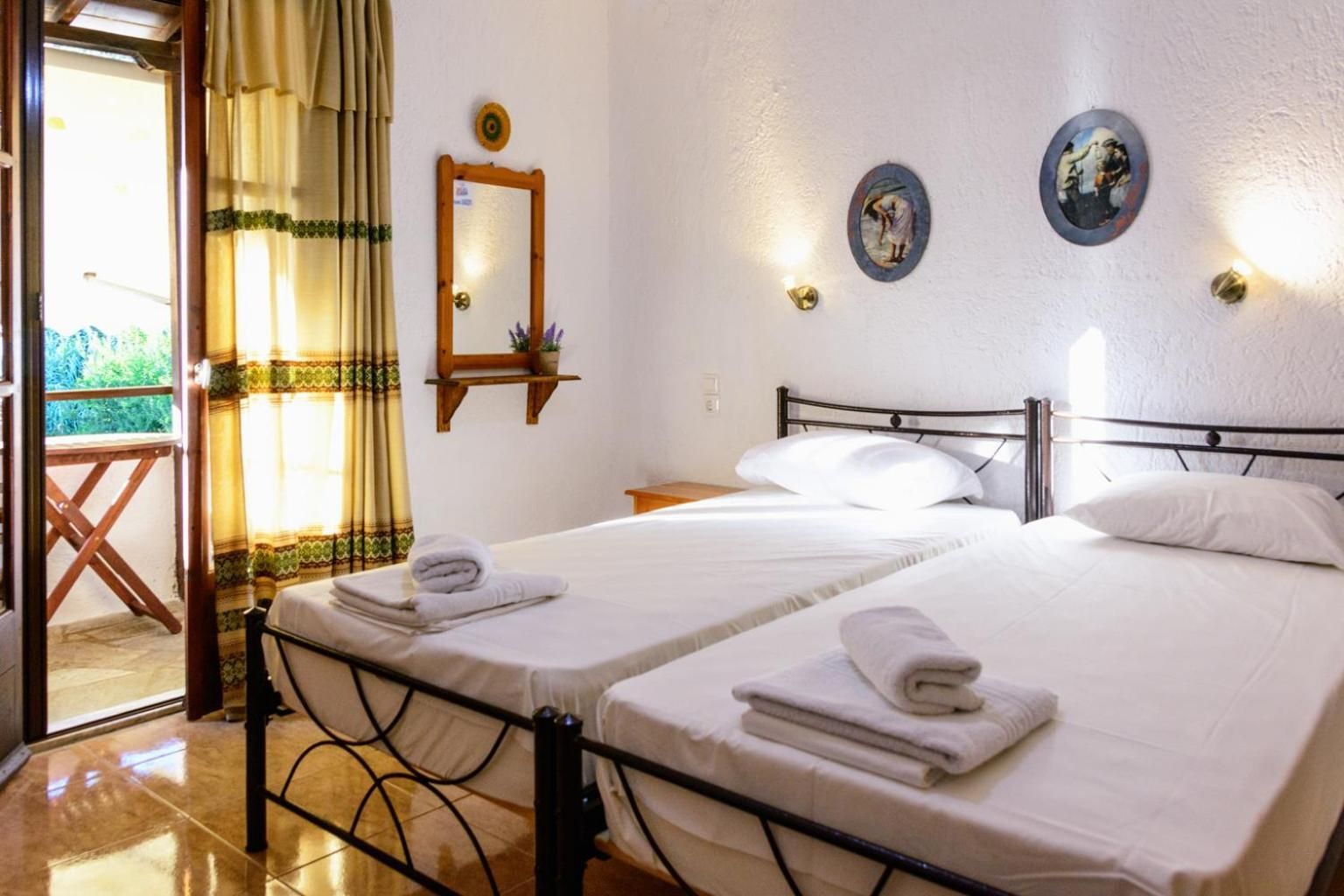 Studio with Twin beds and Garden View