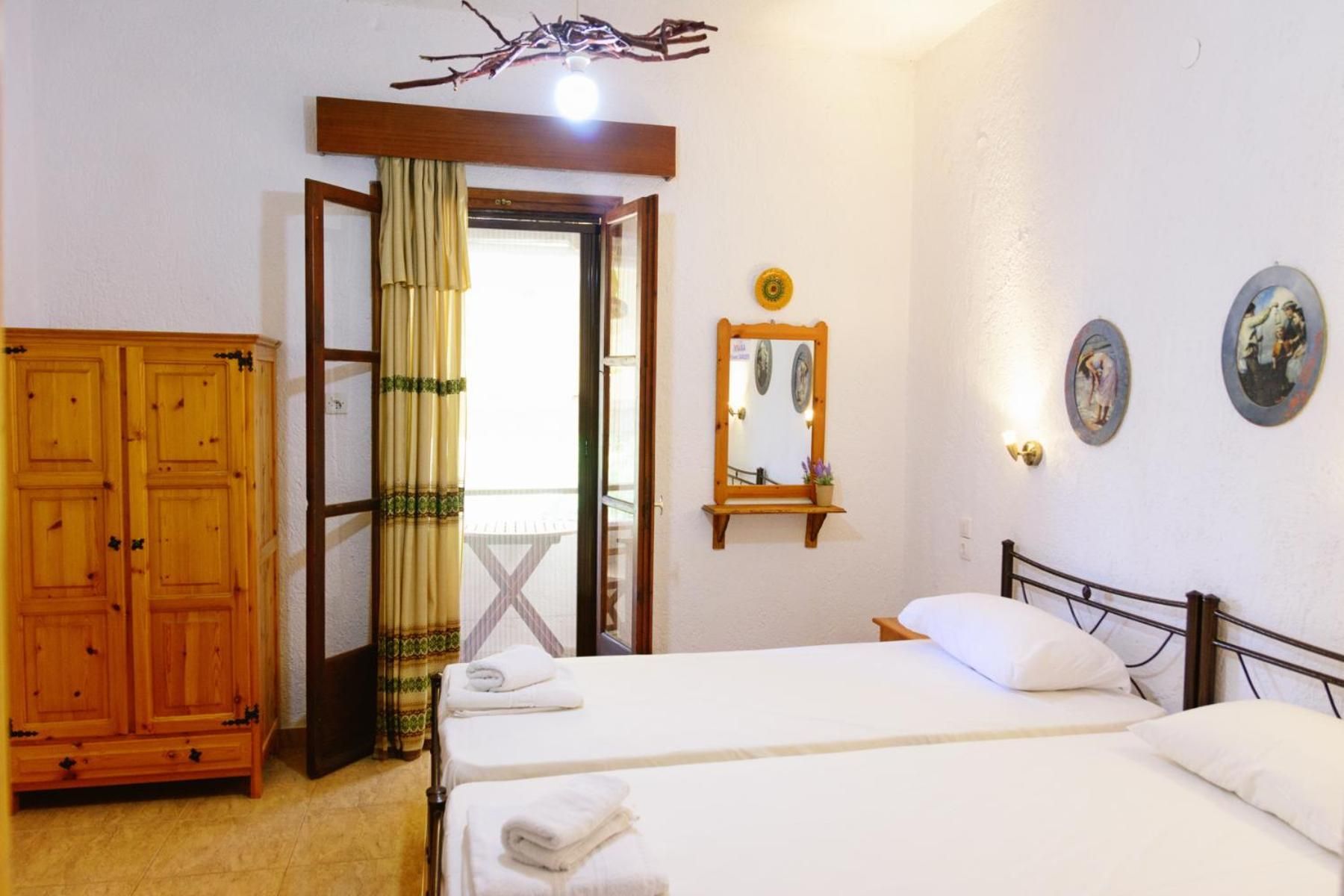 Studio with Twin beds and Garden View