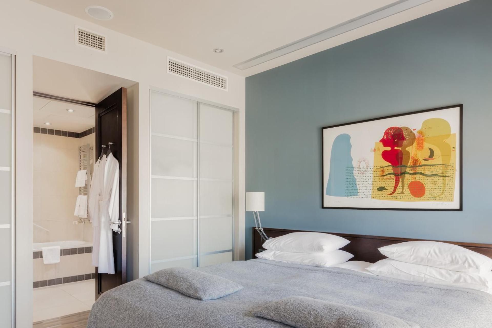 Apartment Suite with Kitchenette