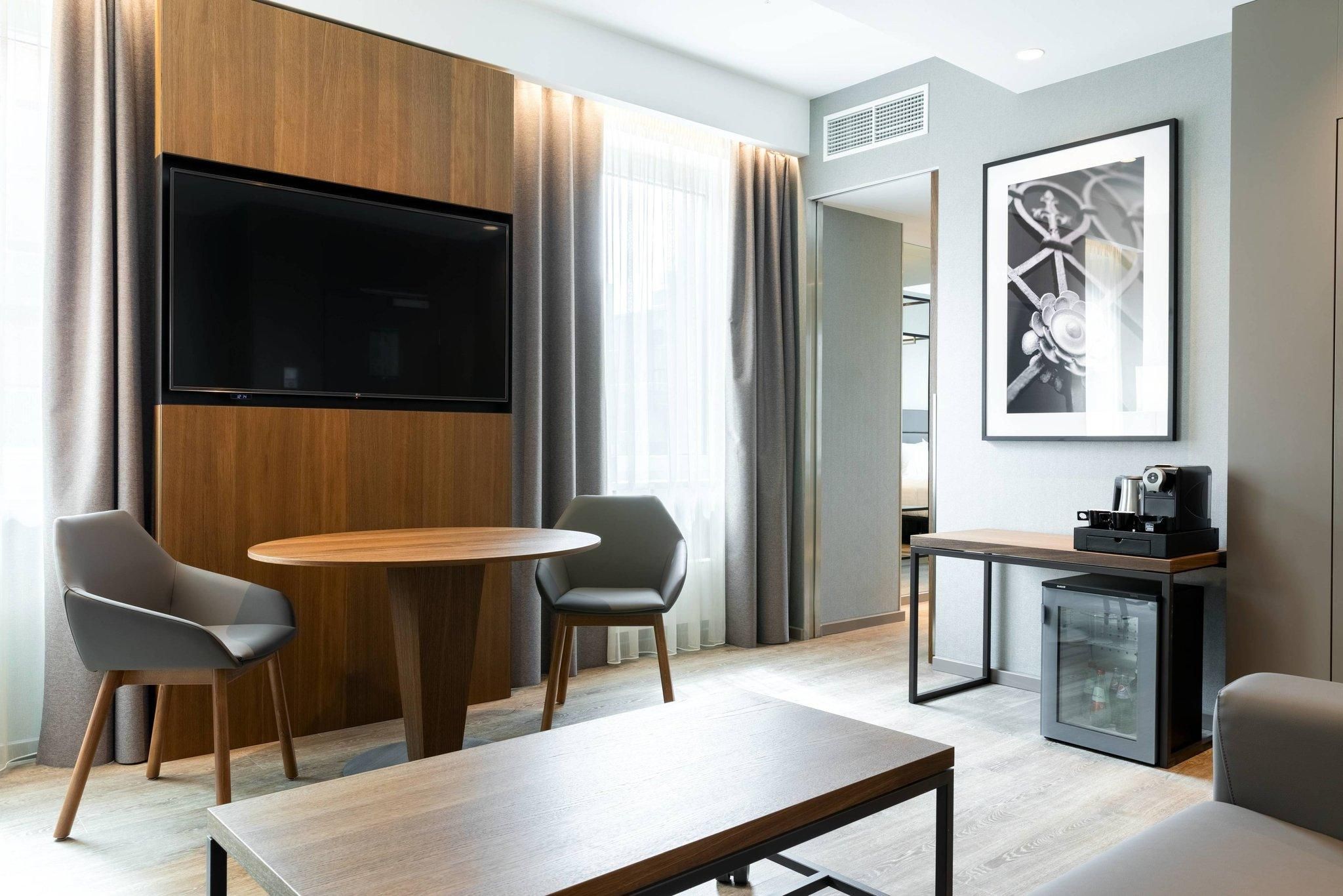 1 bedroom junior suite, 1 king, sofa bed, city view, corner room