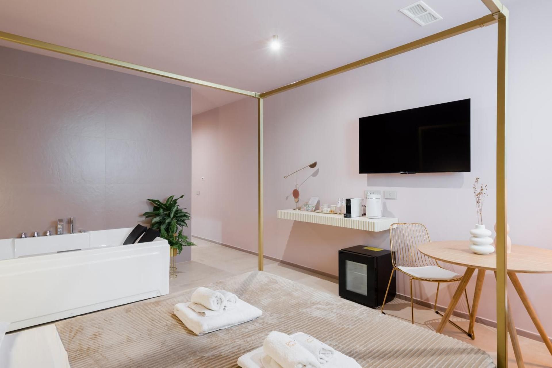 Deluxe Suite with Spa Bath
