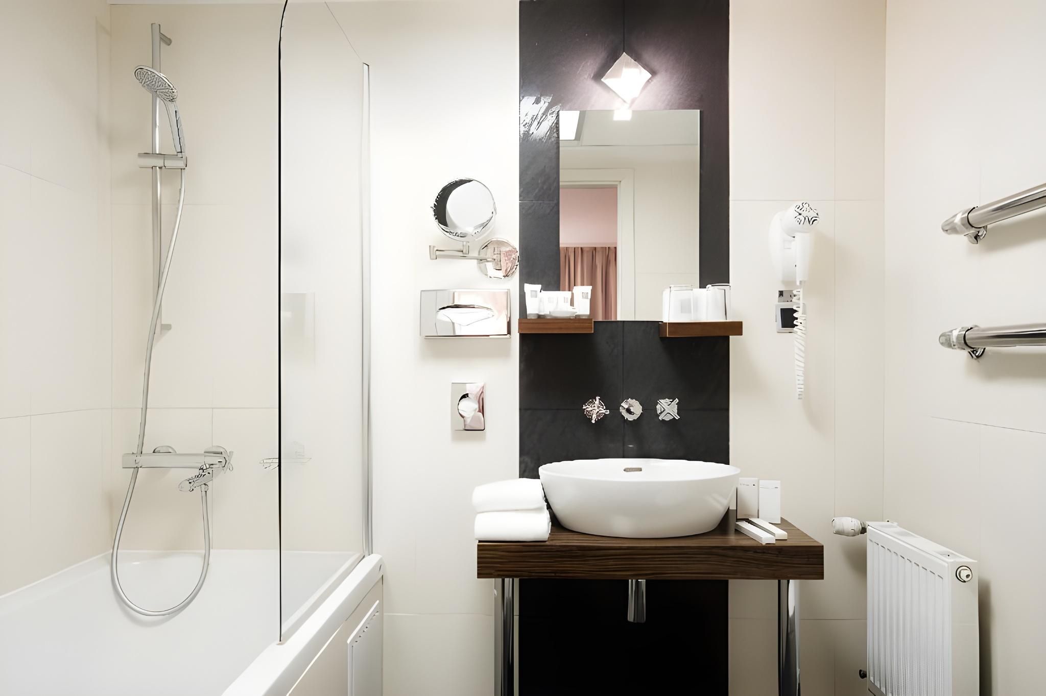 Standard Double or Twin Room with Atrium View