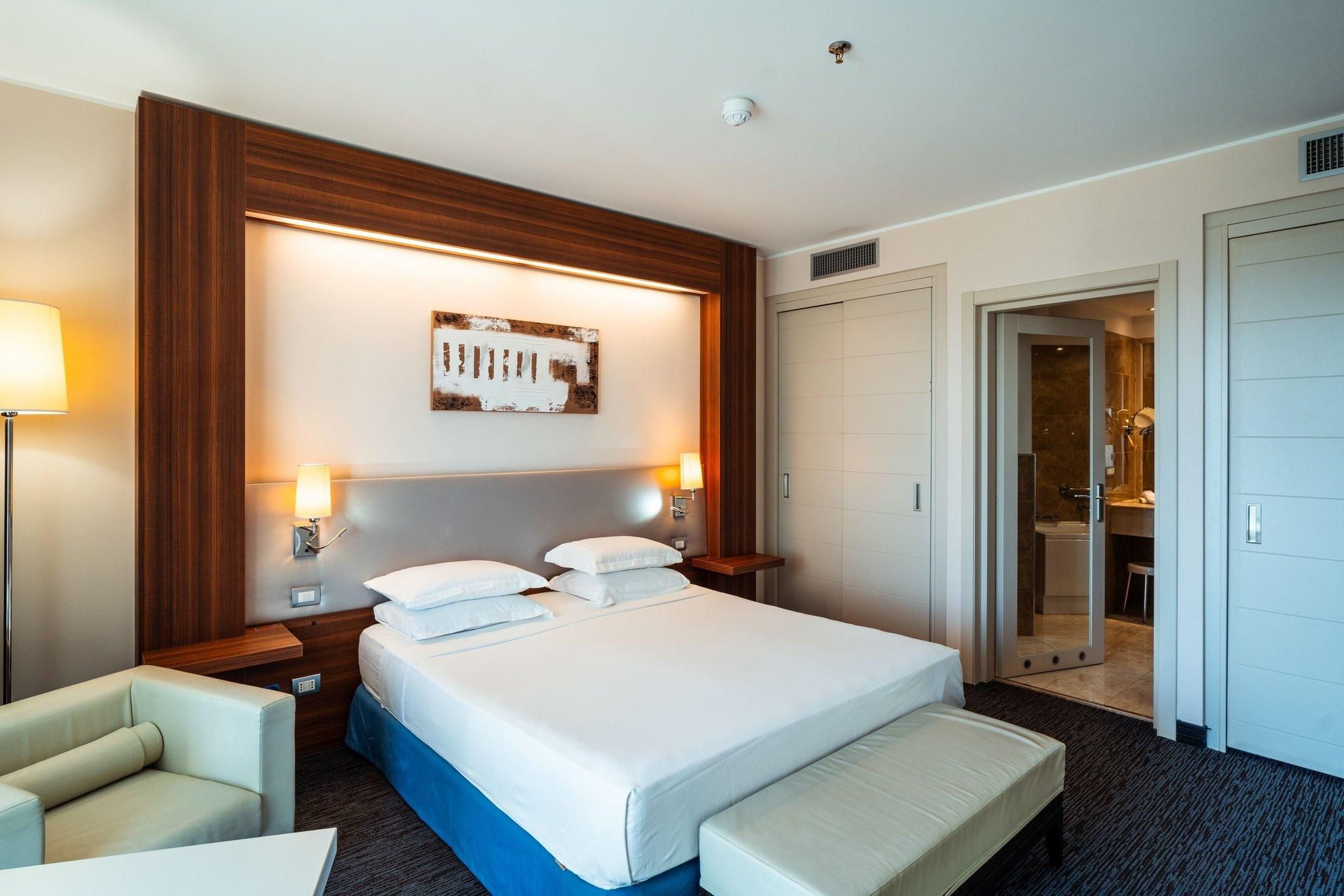 1 Bedroom Suite, 1 King, Sofa bed, Harbor view, Balcony, Whirlpool