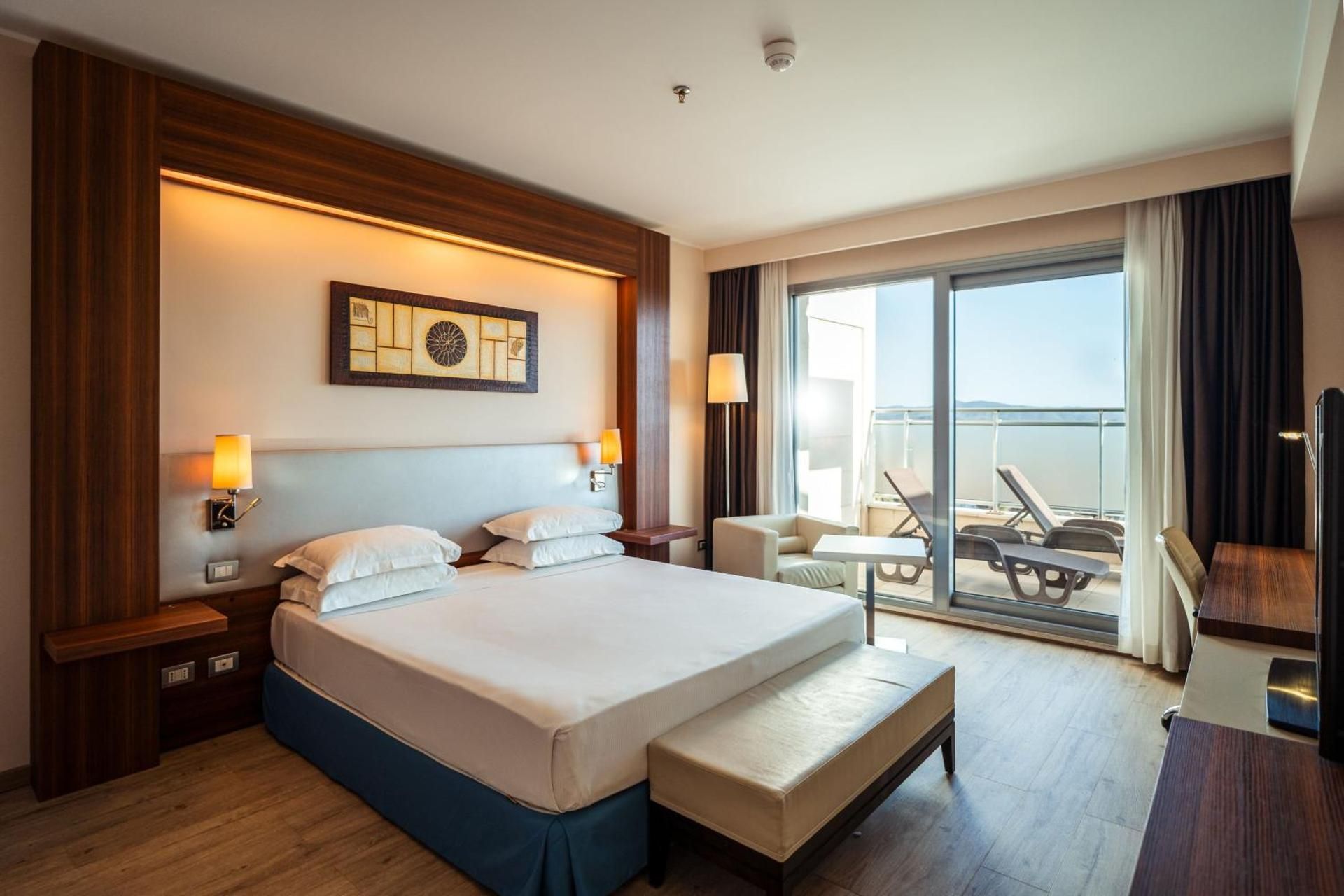 One-Bedroom King Suite with Sofa Bed and Balcony - Harbor View