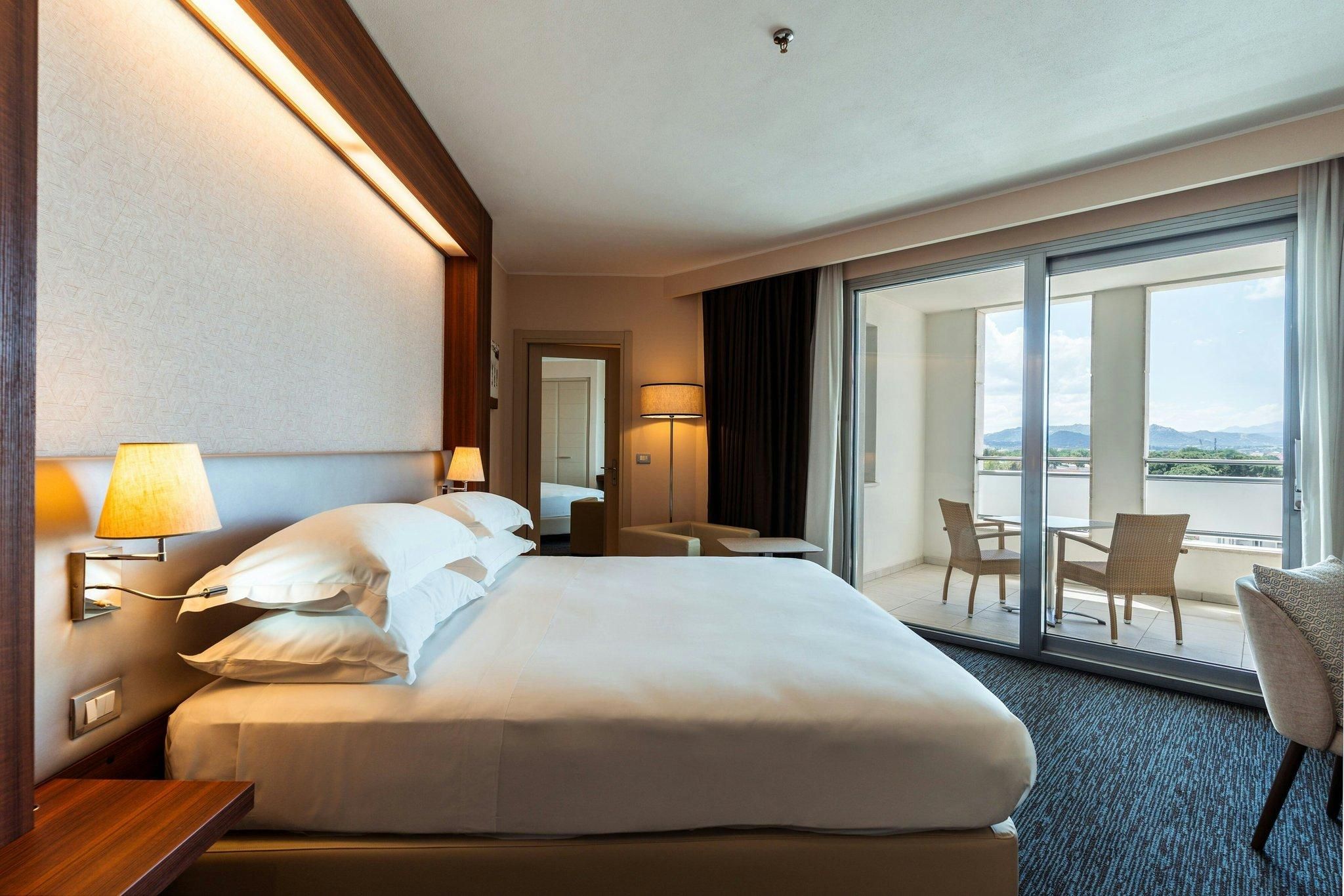 Corner, Guest room, 1 King, Balcony