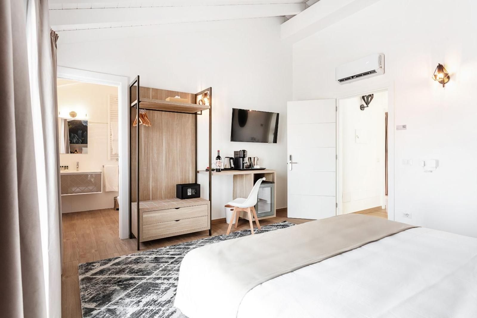 Deluxe Double Room with Side Sea View