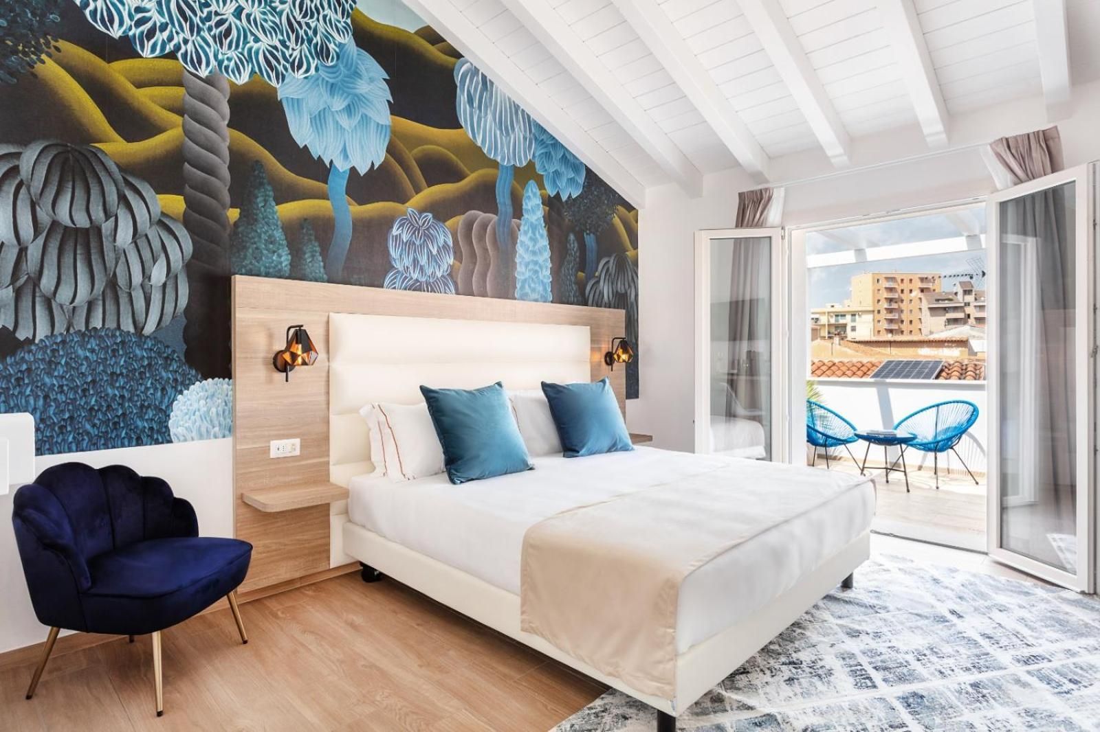 Deluxe Double Room with Side Sea View