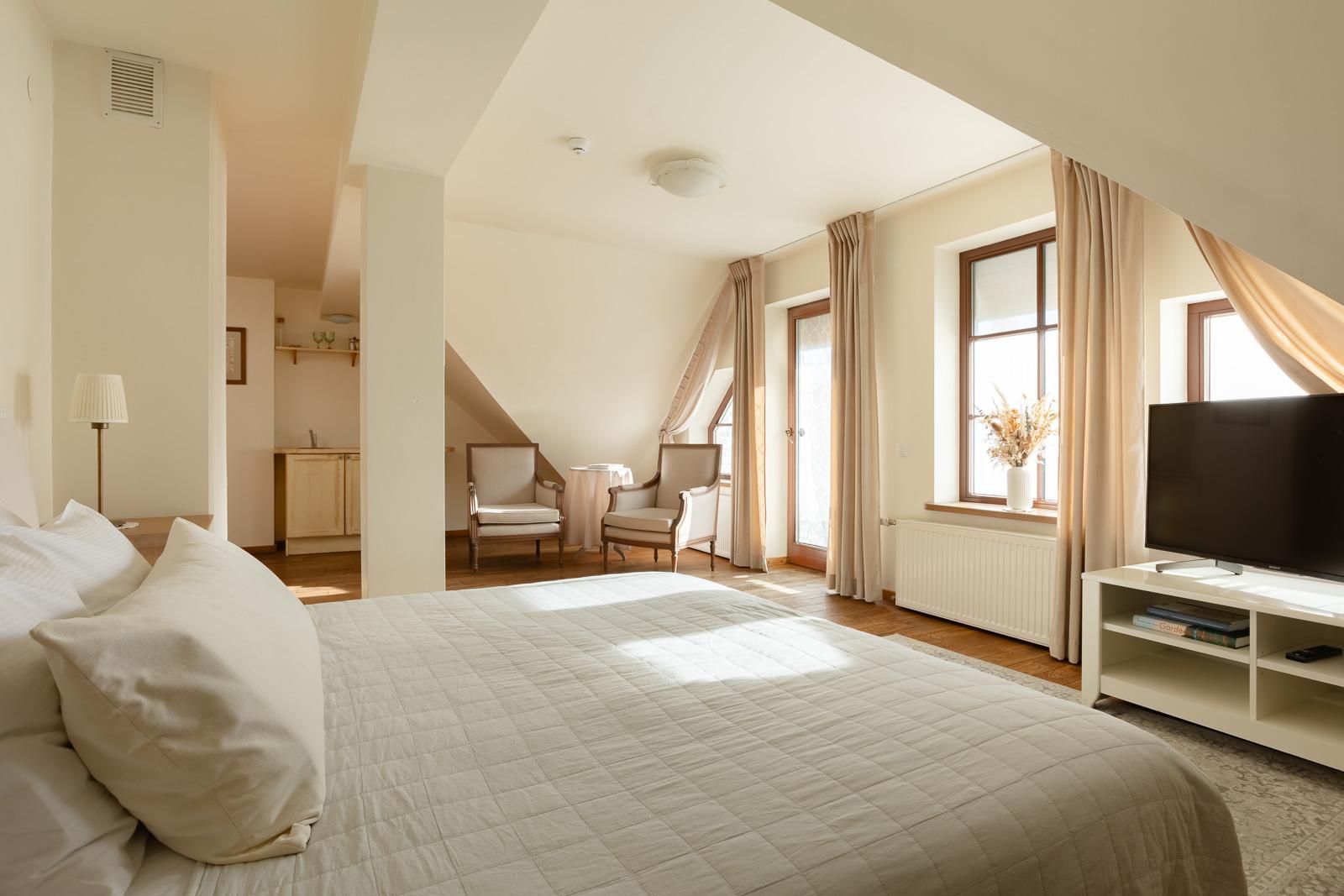 Romantic Suite with Balcony