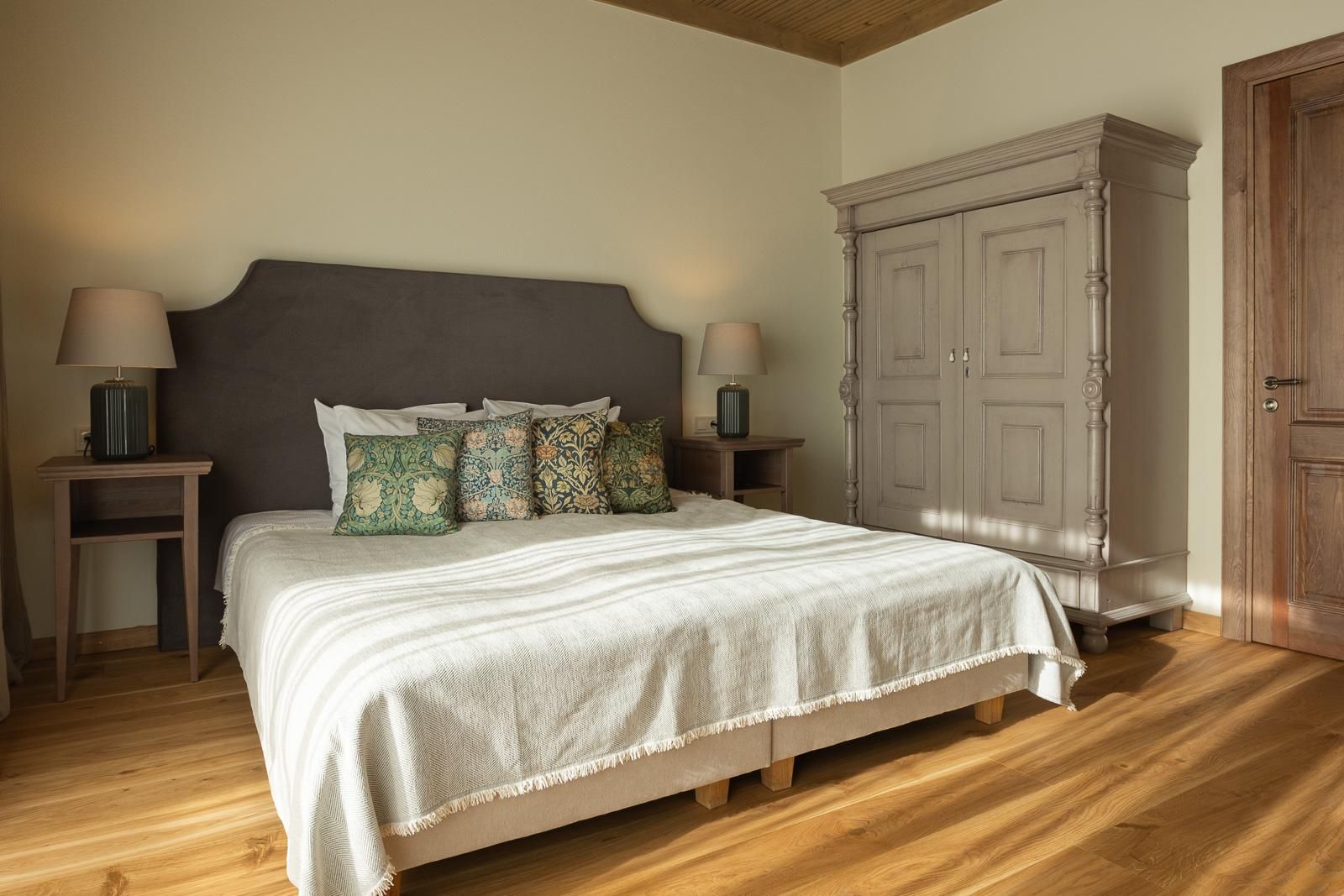 Superior - 1 King Bed with Bath View
