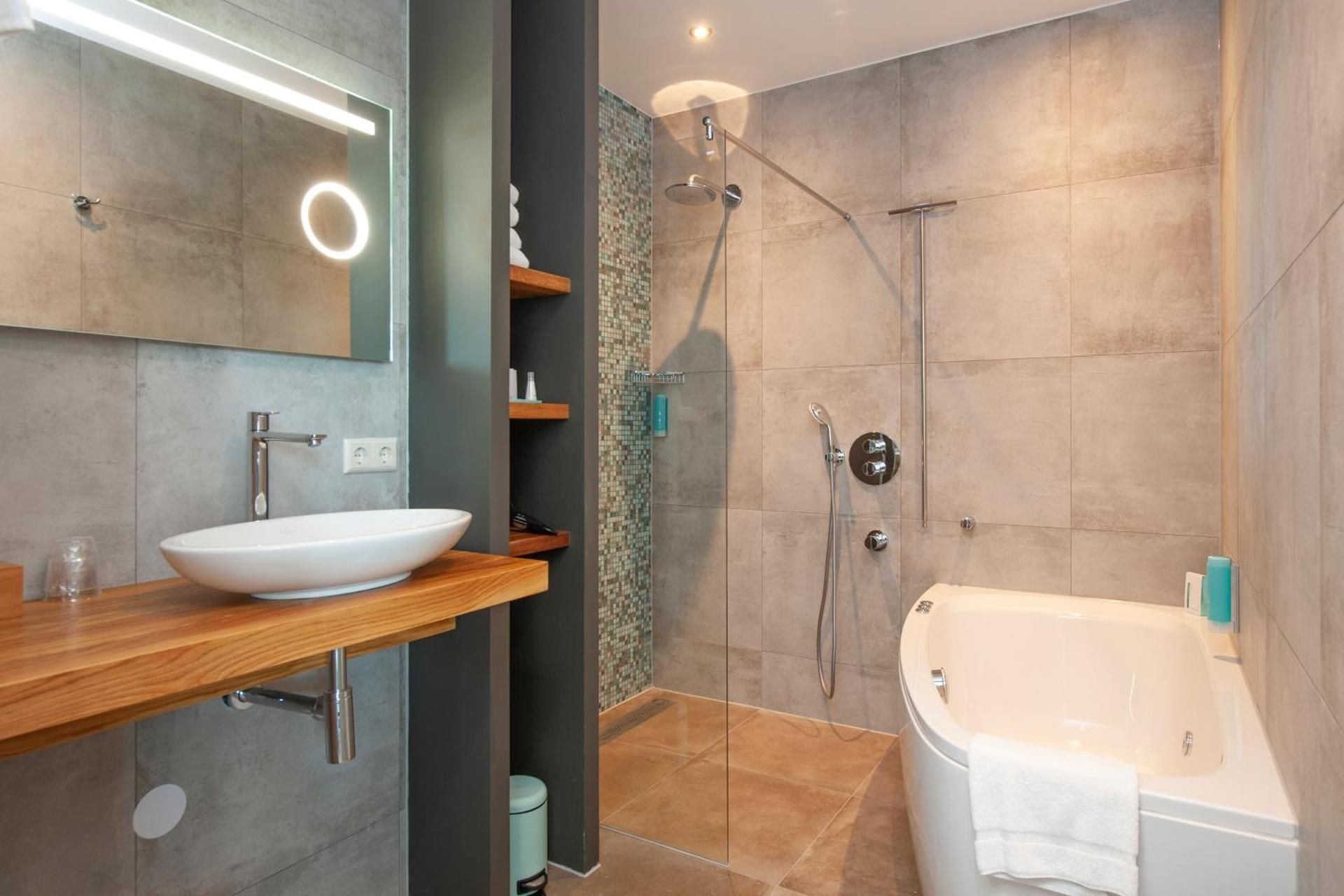 Hotel Haarhuis Velvet Wellness King Room with City Spa Access 3