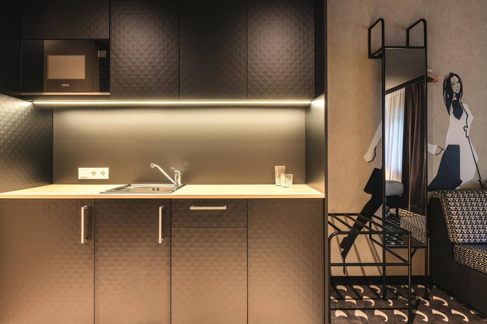 Ibis Styles Arnhem Centre Studio with a double bed and a sofa bed 3