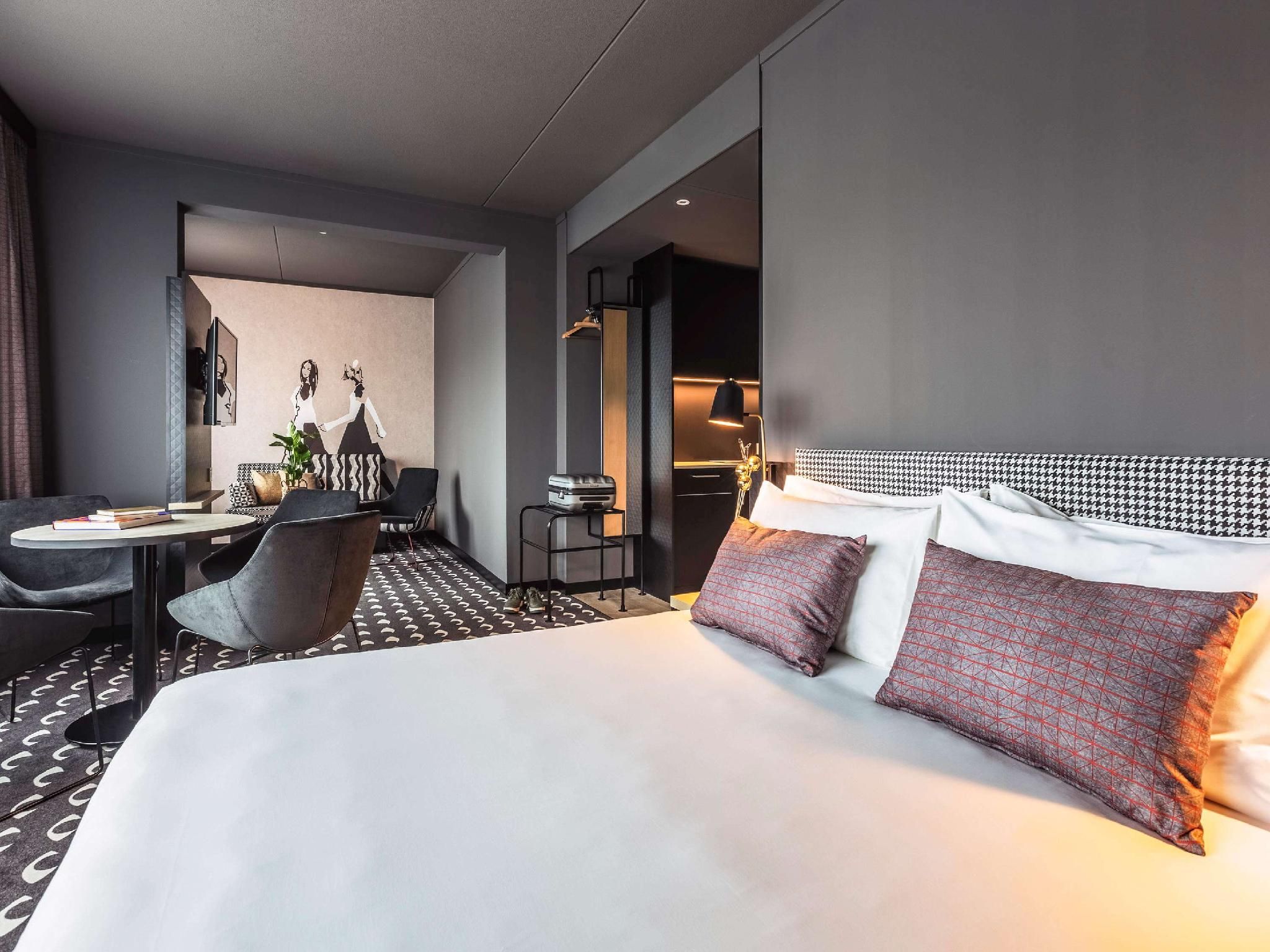 Ibis Styles Arnhem Centre Studio with a double bed and a sofa bed