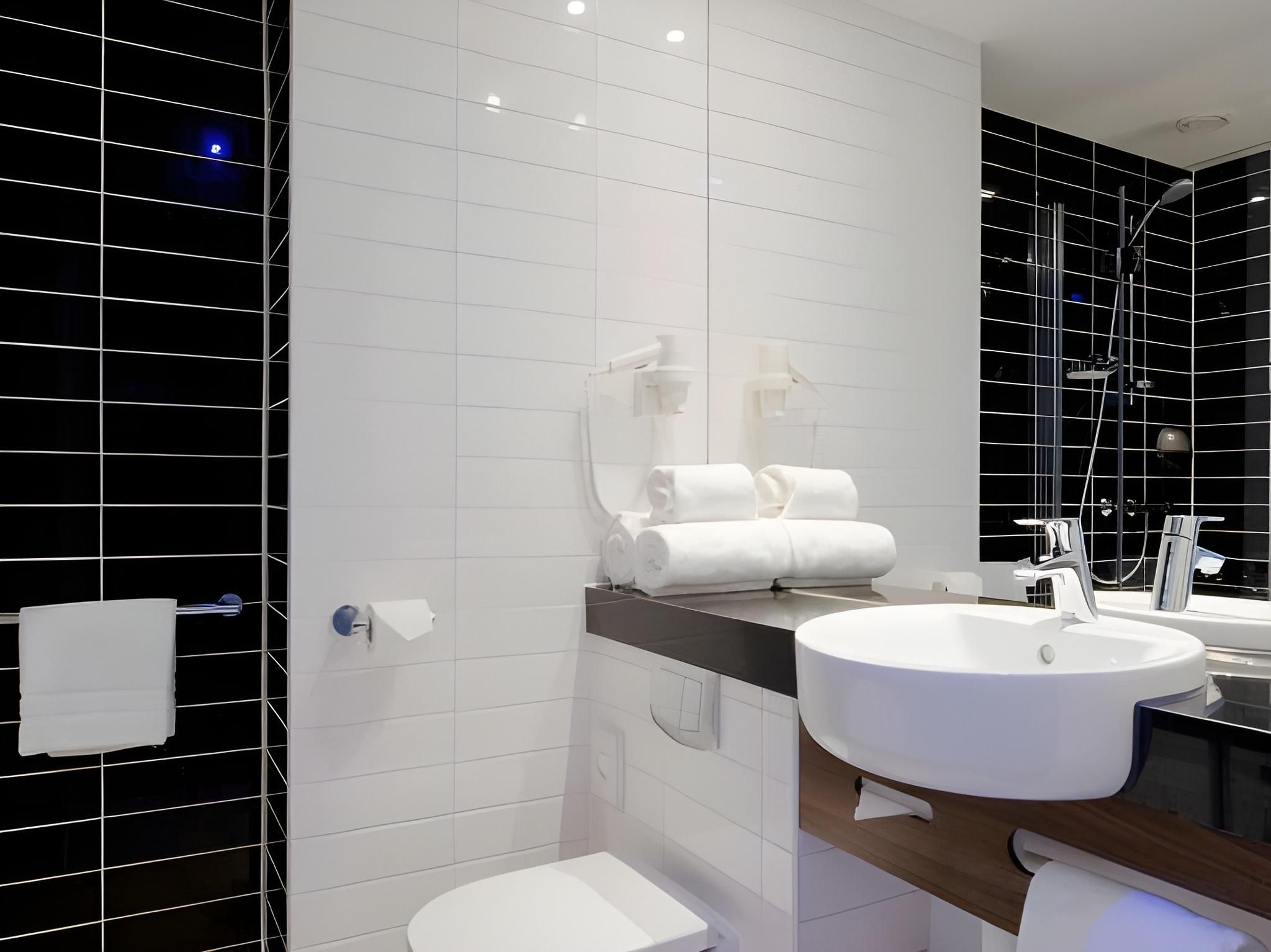 Holiday Inn Express Arnhem By IHG 1 Double Standard Top Floor With Free Breakfast 3