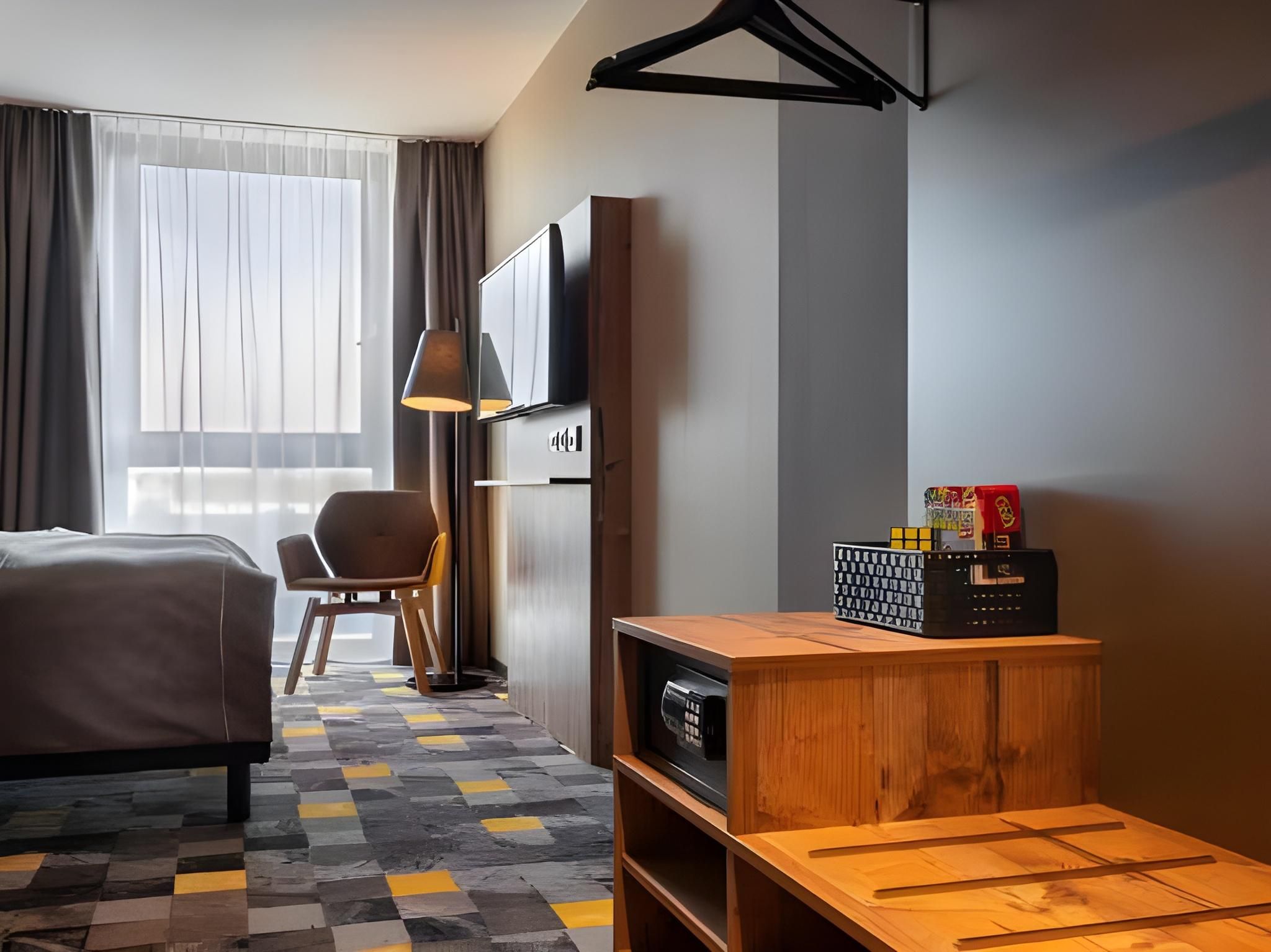 1 Queen Standard Accessible