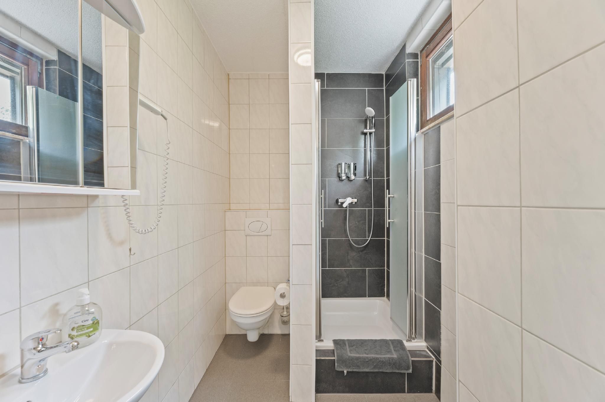 Dreibettzimmer-Standard-Eigenes Badezimmer