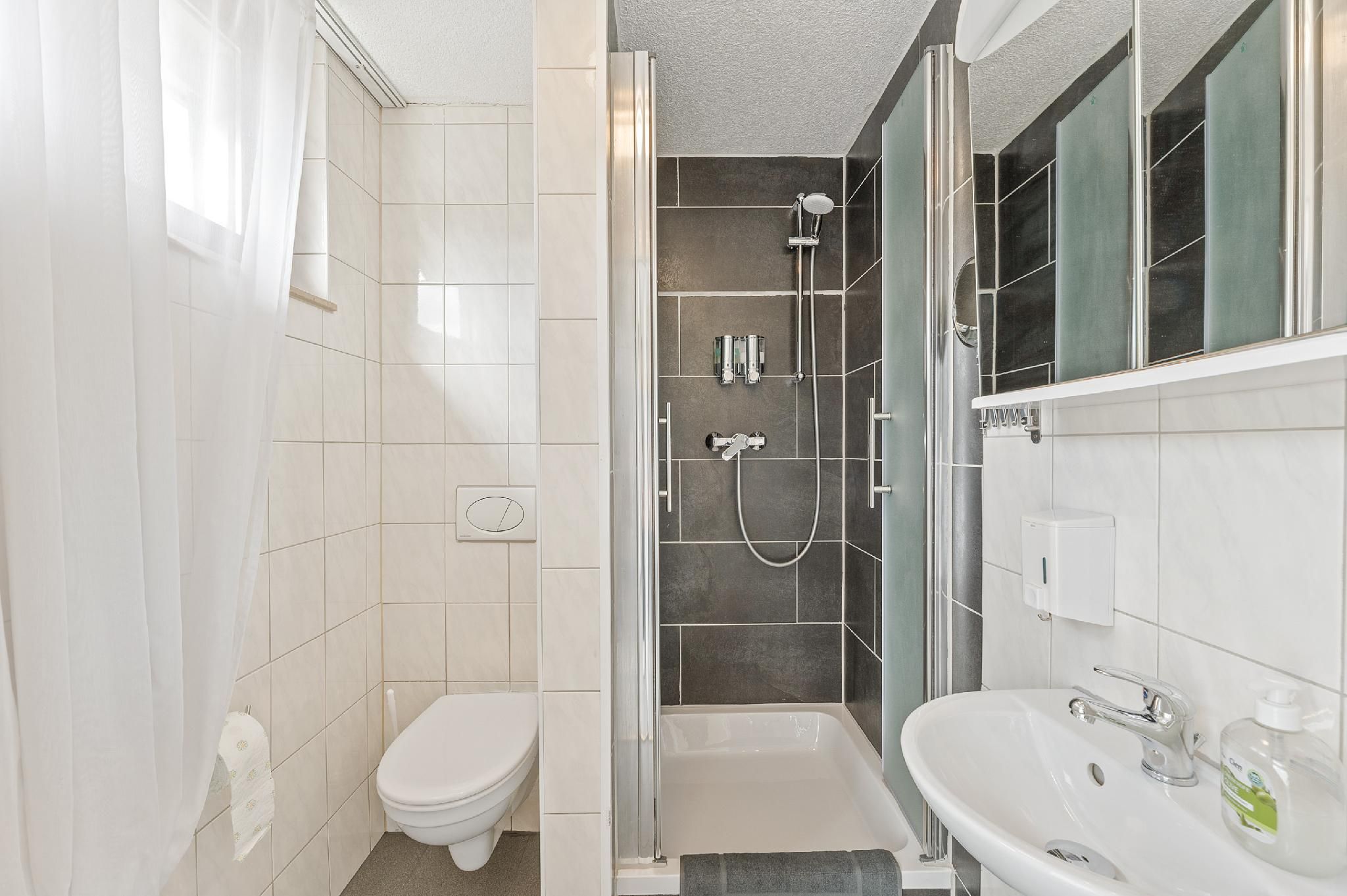 Business Hotel Lemon Suites Vierbettzimmer-Klassisch-Eigenes Badezimmer 3