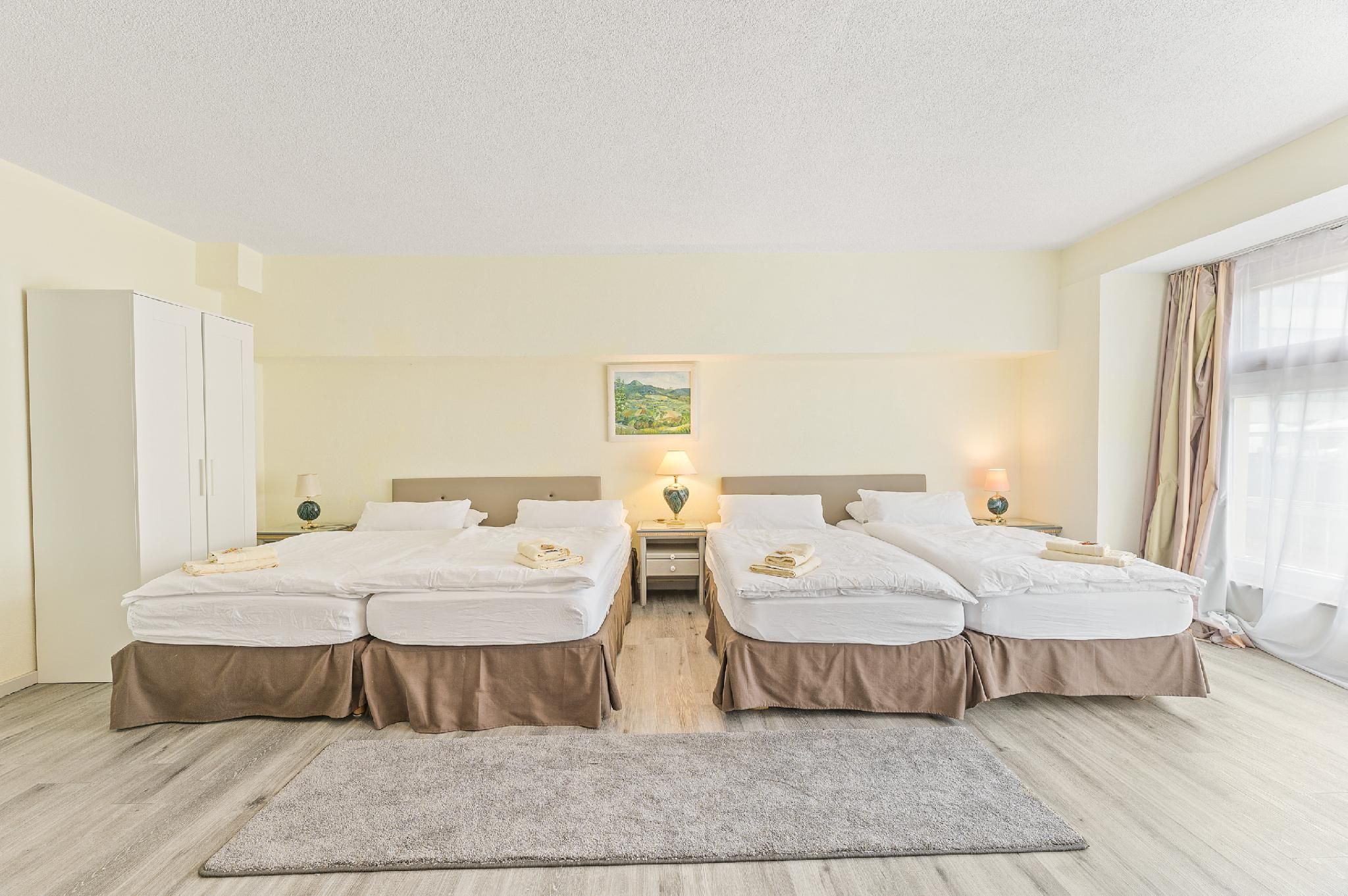 Business Hotel Lemon Suites Vierbettzimmer-Klassisch-Eigenes Badezimmer 2