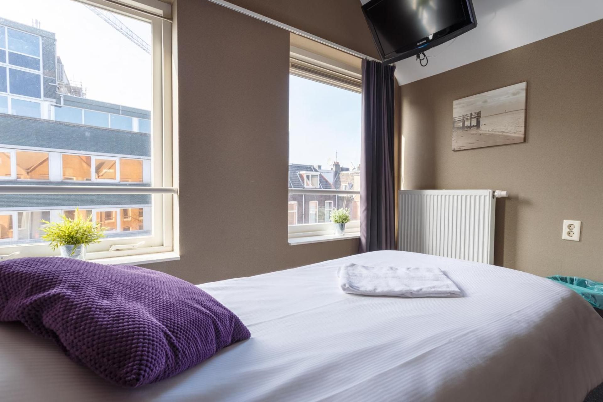 Budget Single Room with Shared Bathroom