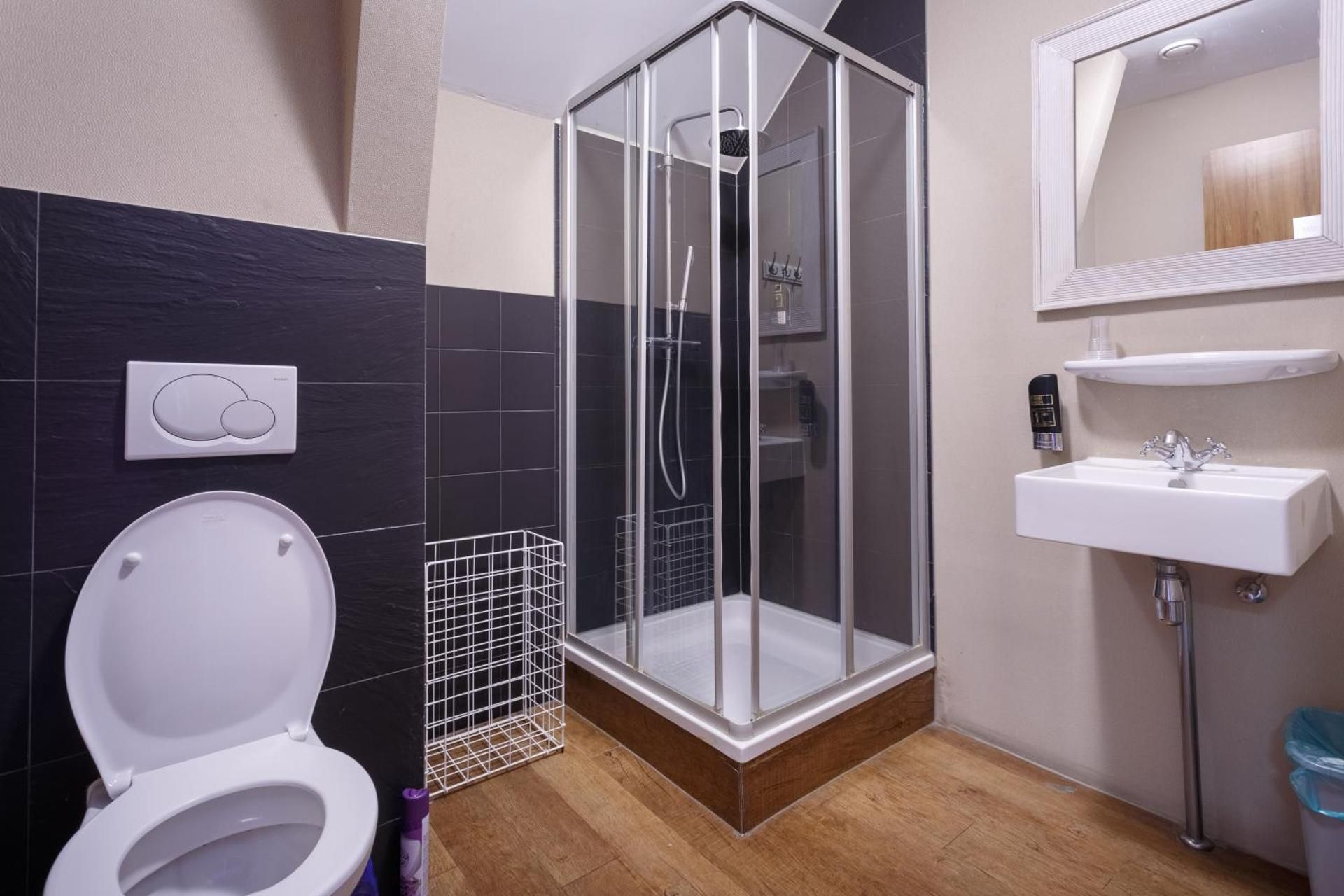 Budget Single Room with Shared Bathroom