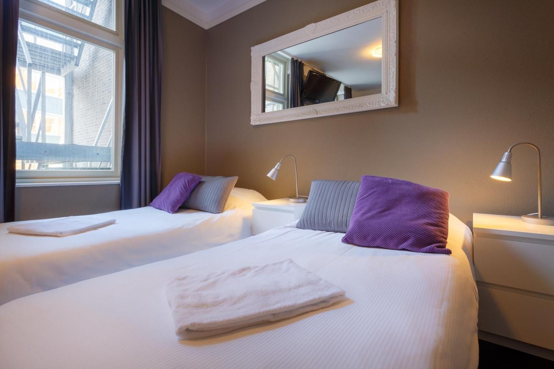 Budget Twin Room with Shared Bathroom