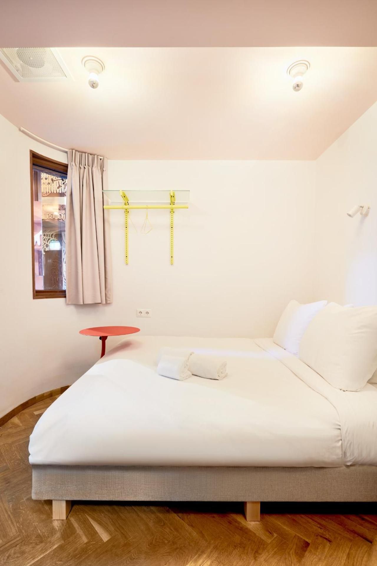 Red Canvas Room Medium