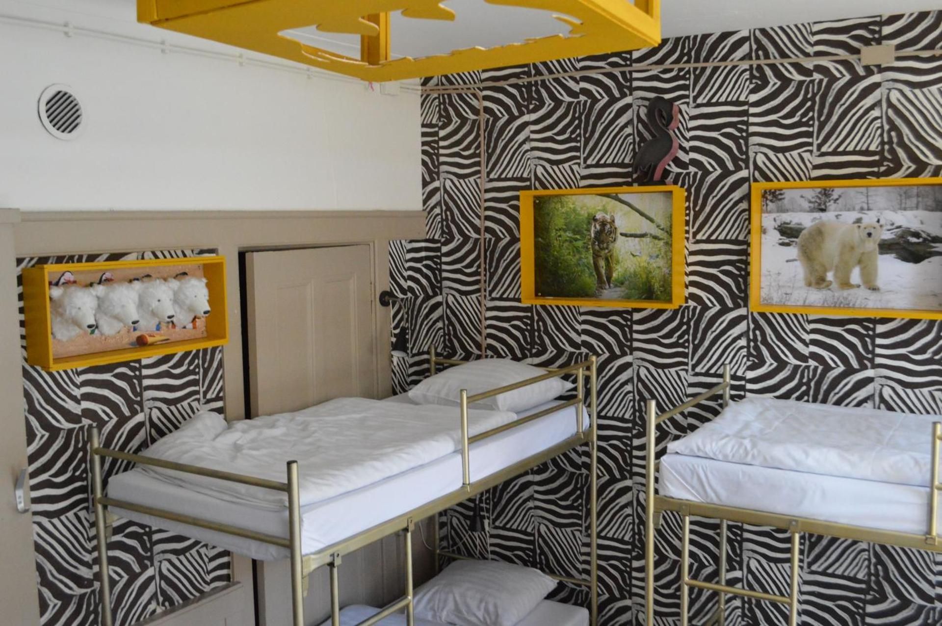 Bed in 8-Bed Mixed Dormitory Room Shared Bathroom