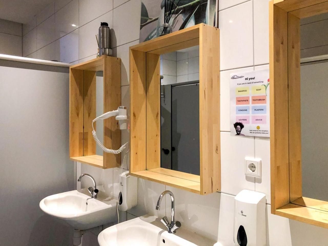 Hostel ROOM Rotterdam Standard Family Room with Shared Bathroom 2