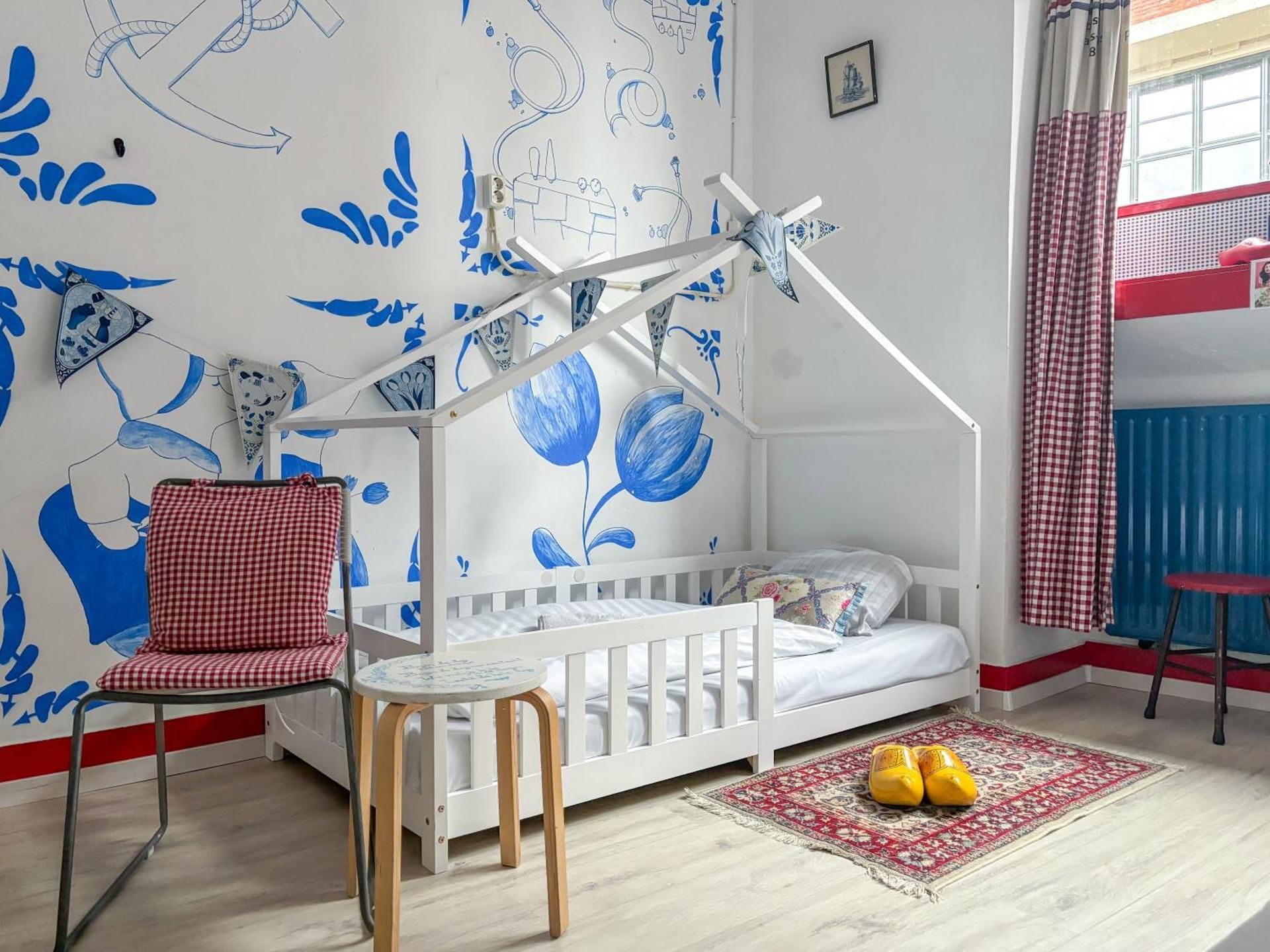 Family Double Room with Boxbed and Shared Bathroom