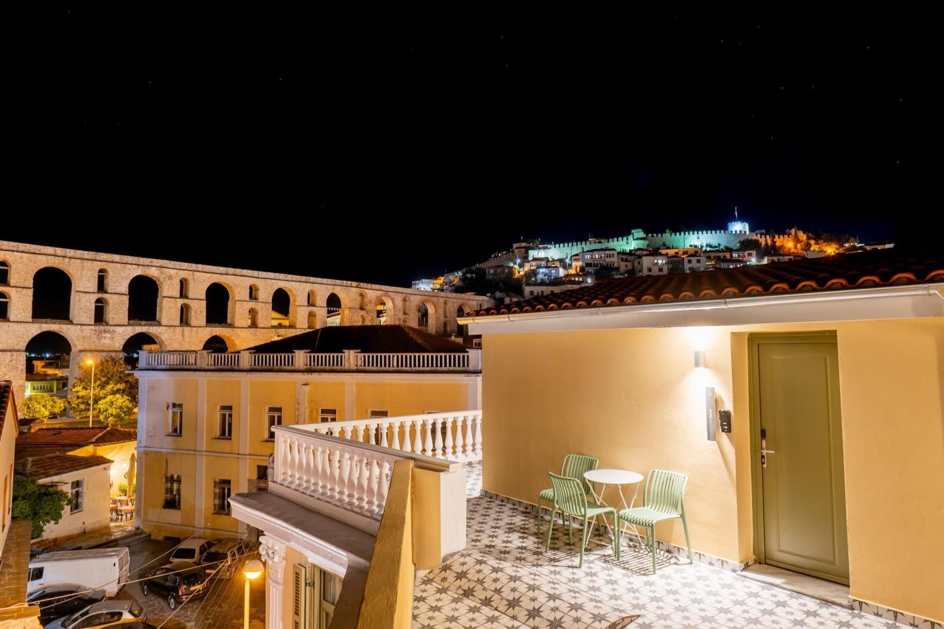 12 Uranus Rooftop Suite (with Parking)