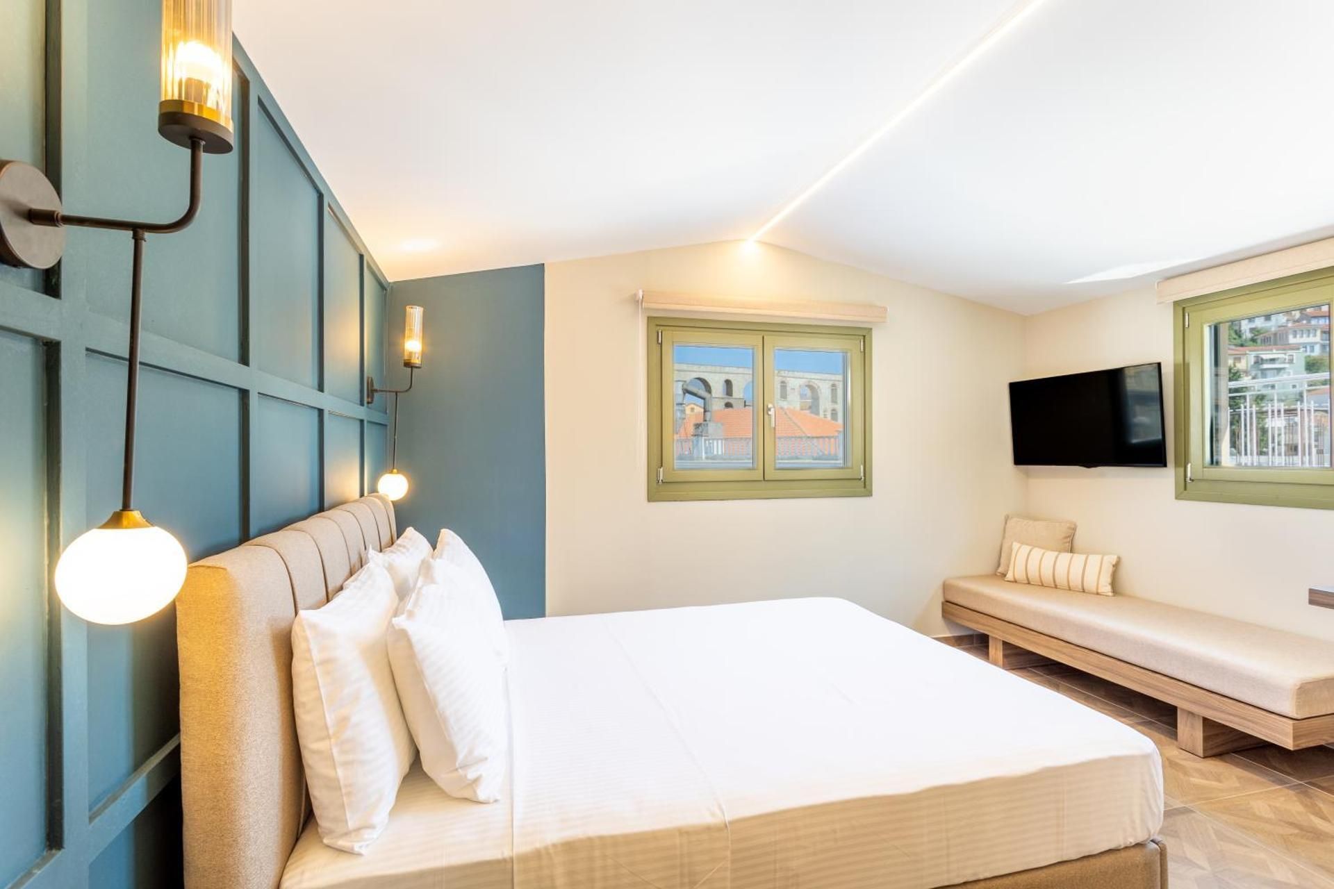 12 Uranus Rooftop Suite (with Parking)