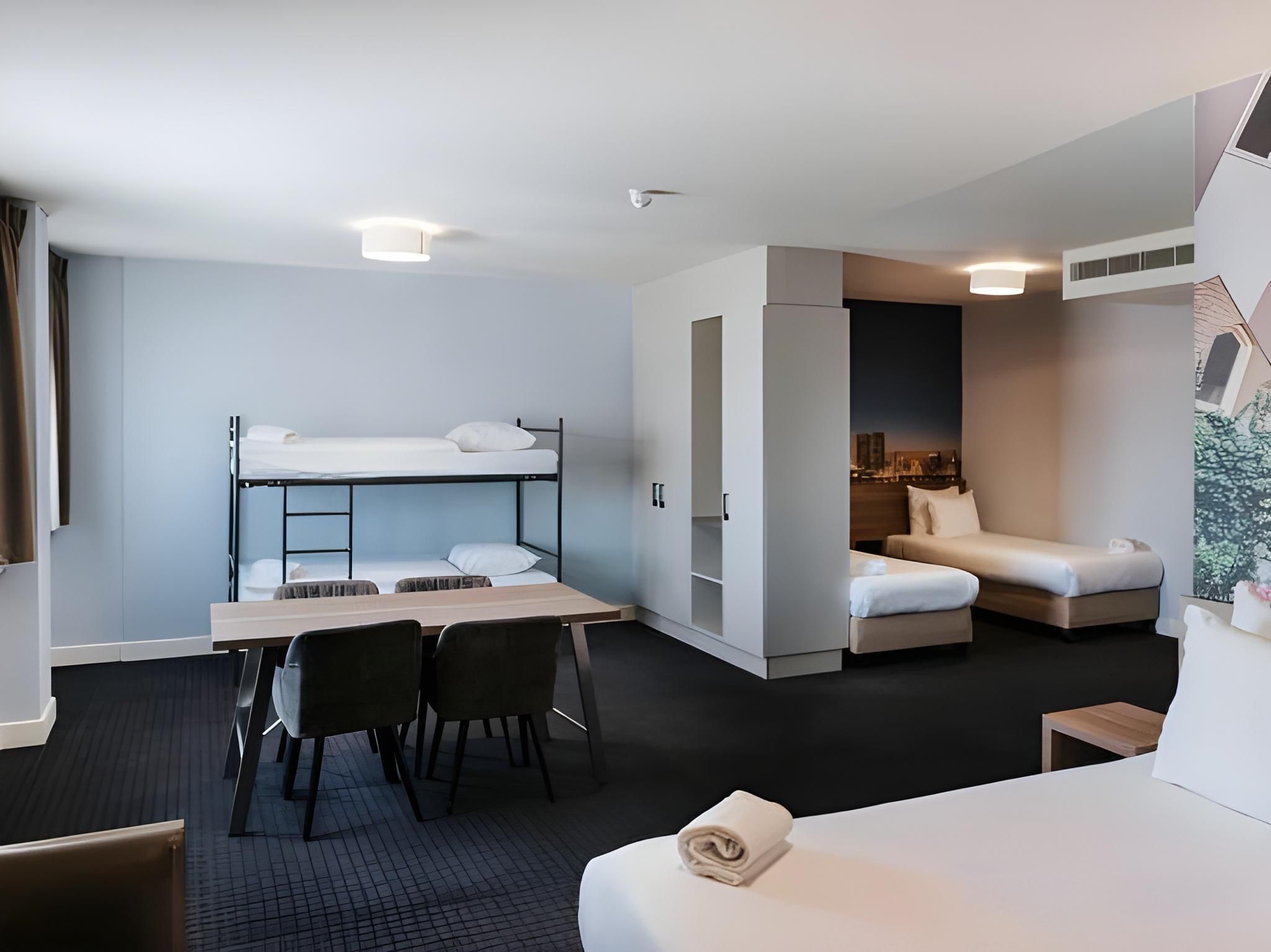 6-Person Room with King Bed