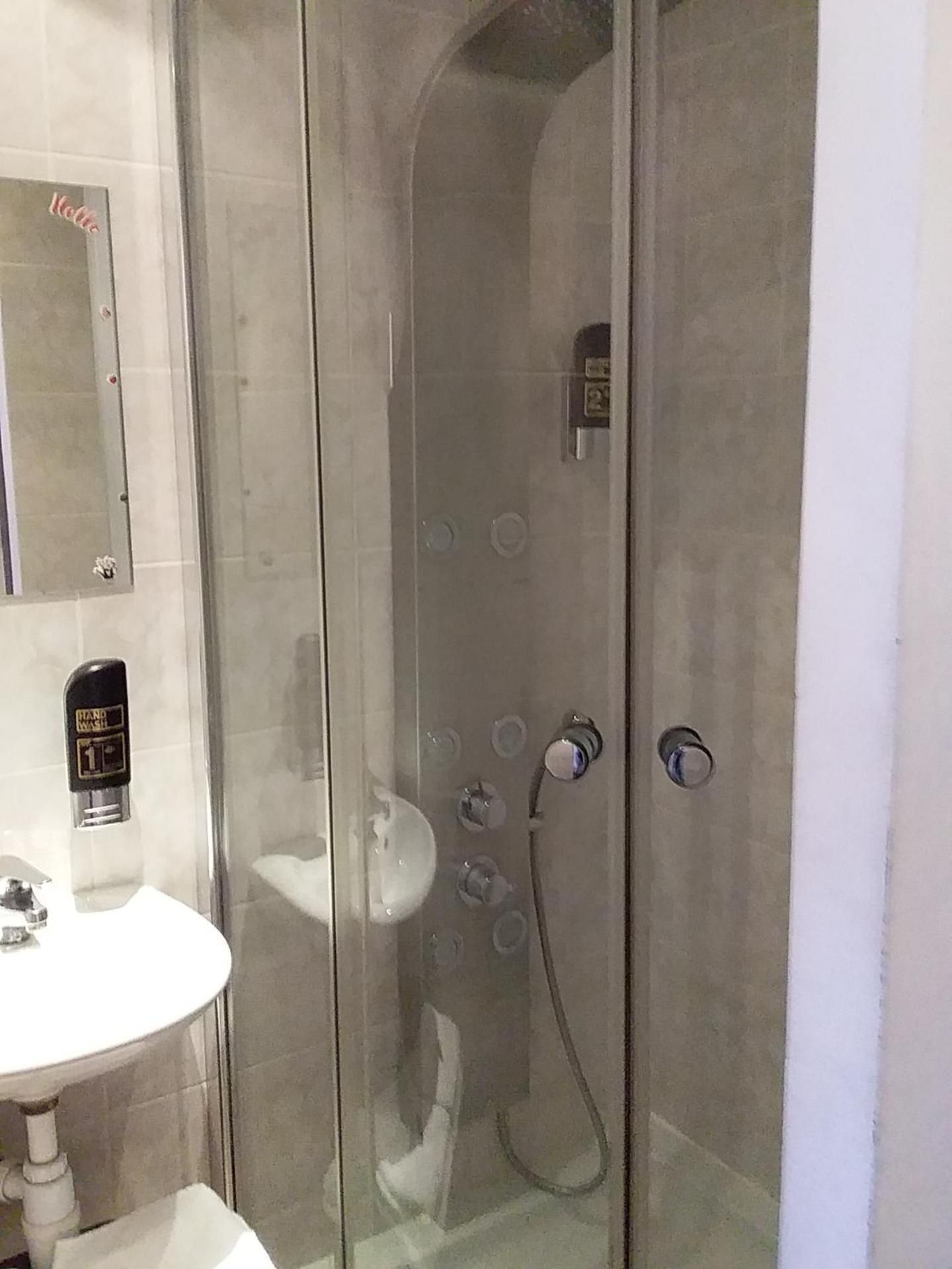 Hotel Baan Standard Twin Room 3