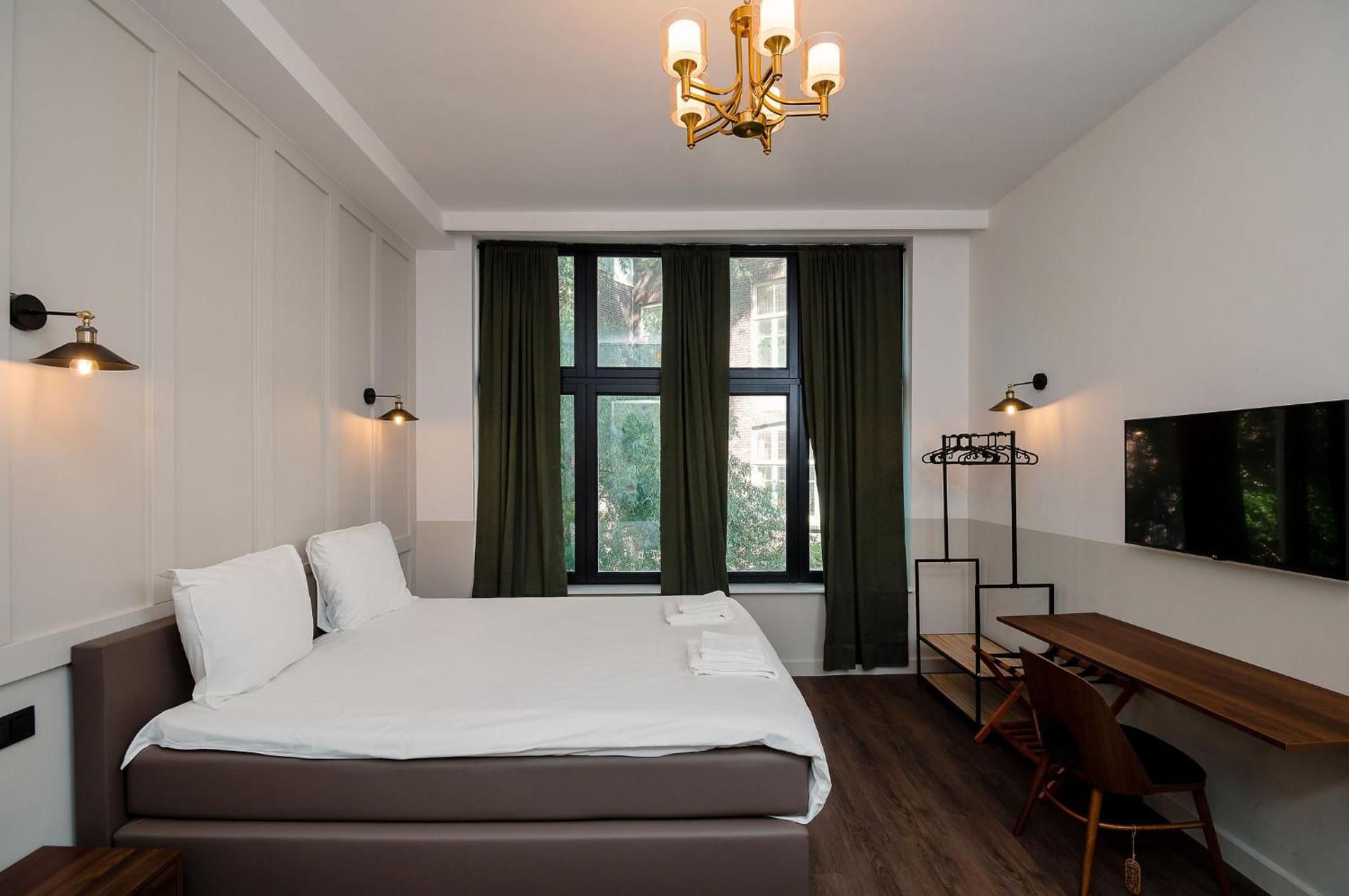 Mr.Lewis Rotterdam Large Room 2