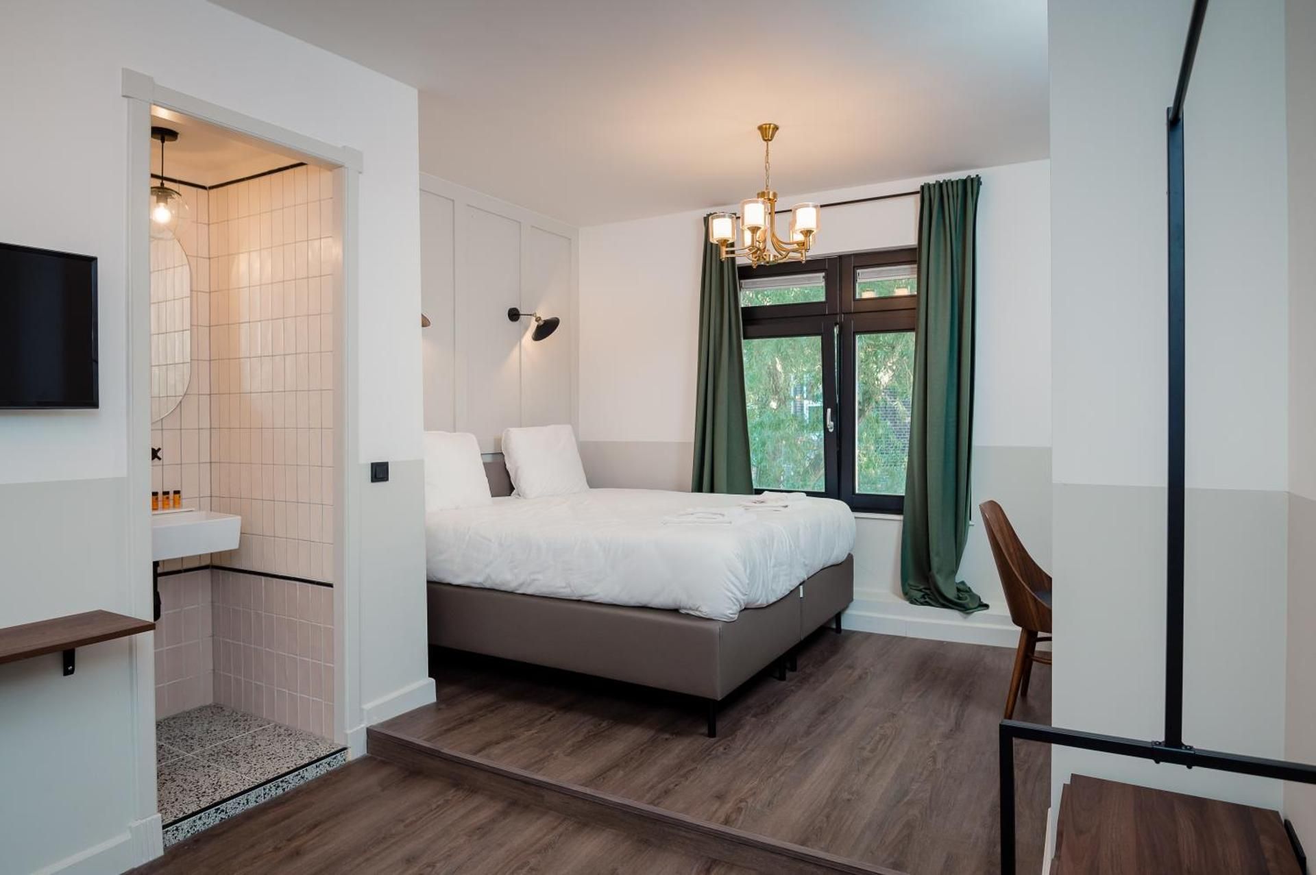 Mr.Lewis Rotterdam Large Room