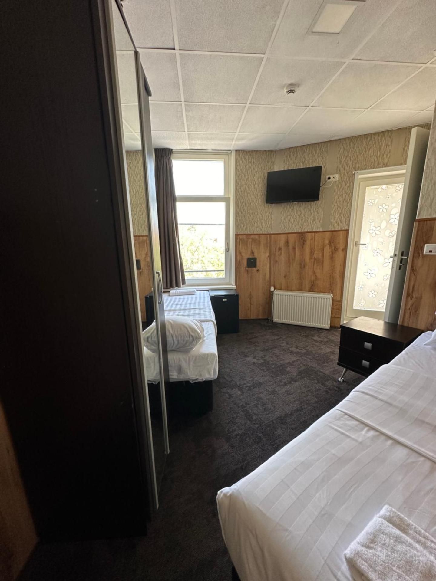 Twin Room with Balcony and Private Bathroom