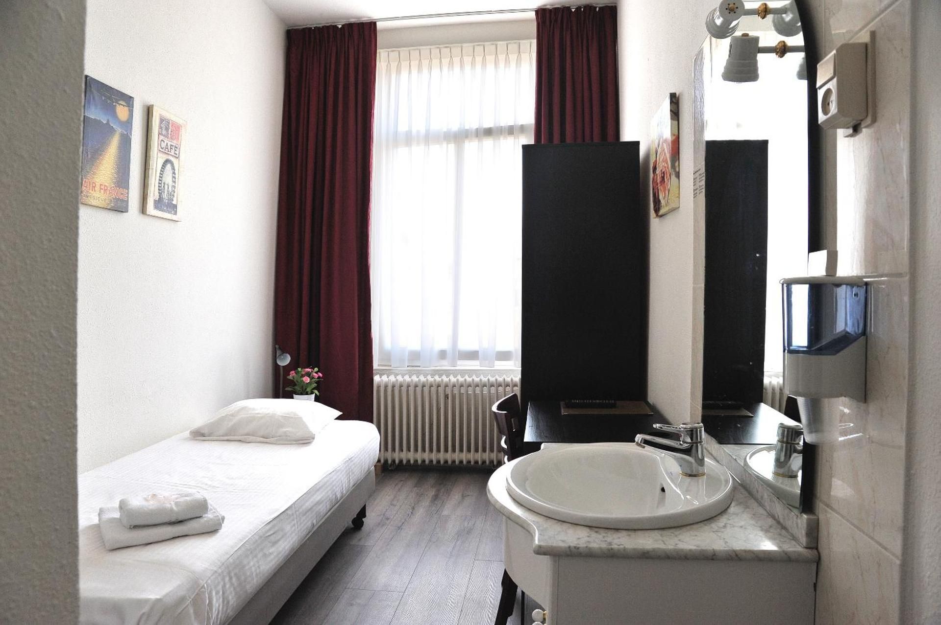 Hotel Benno Single Room with Shared Toilet 2