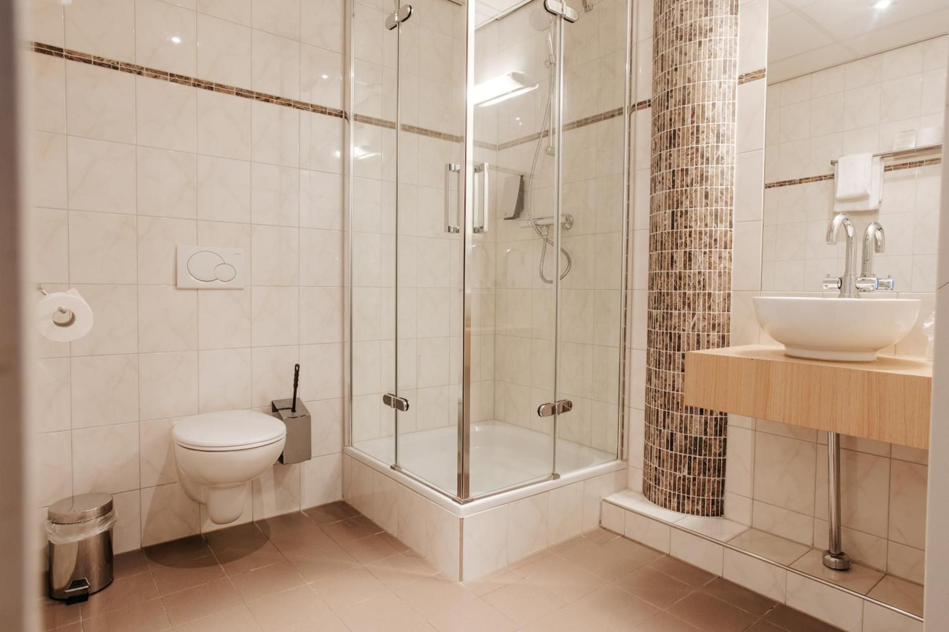 Queen Hotel Standard Twin Room 2