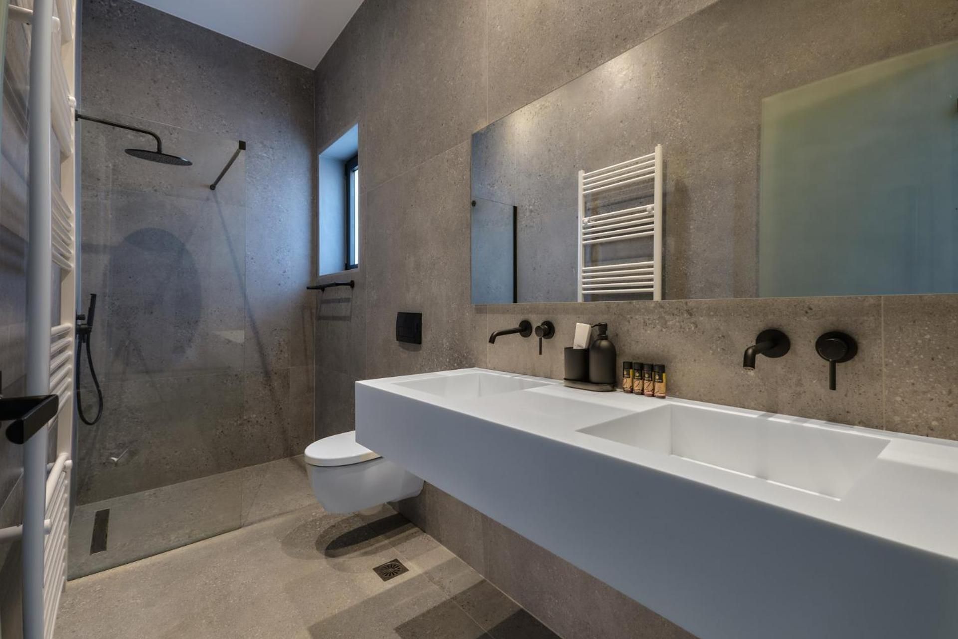 One-Bedroom Apartment with Terrace