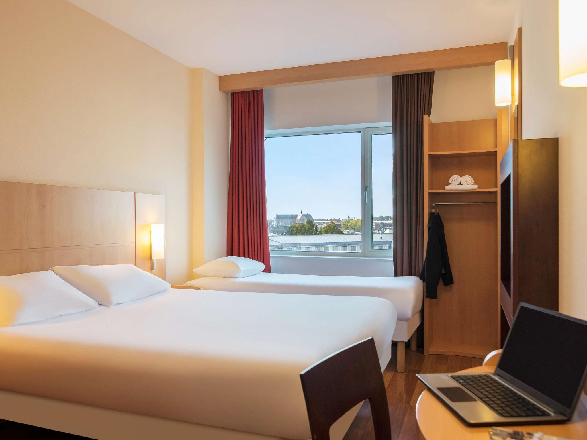 ibis Leiden Centre Room with the new ibis double bed and one addit ional ibis bed 2