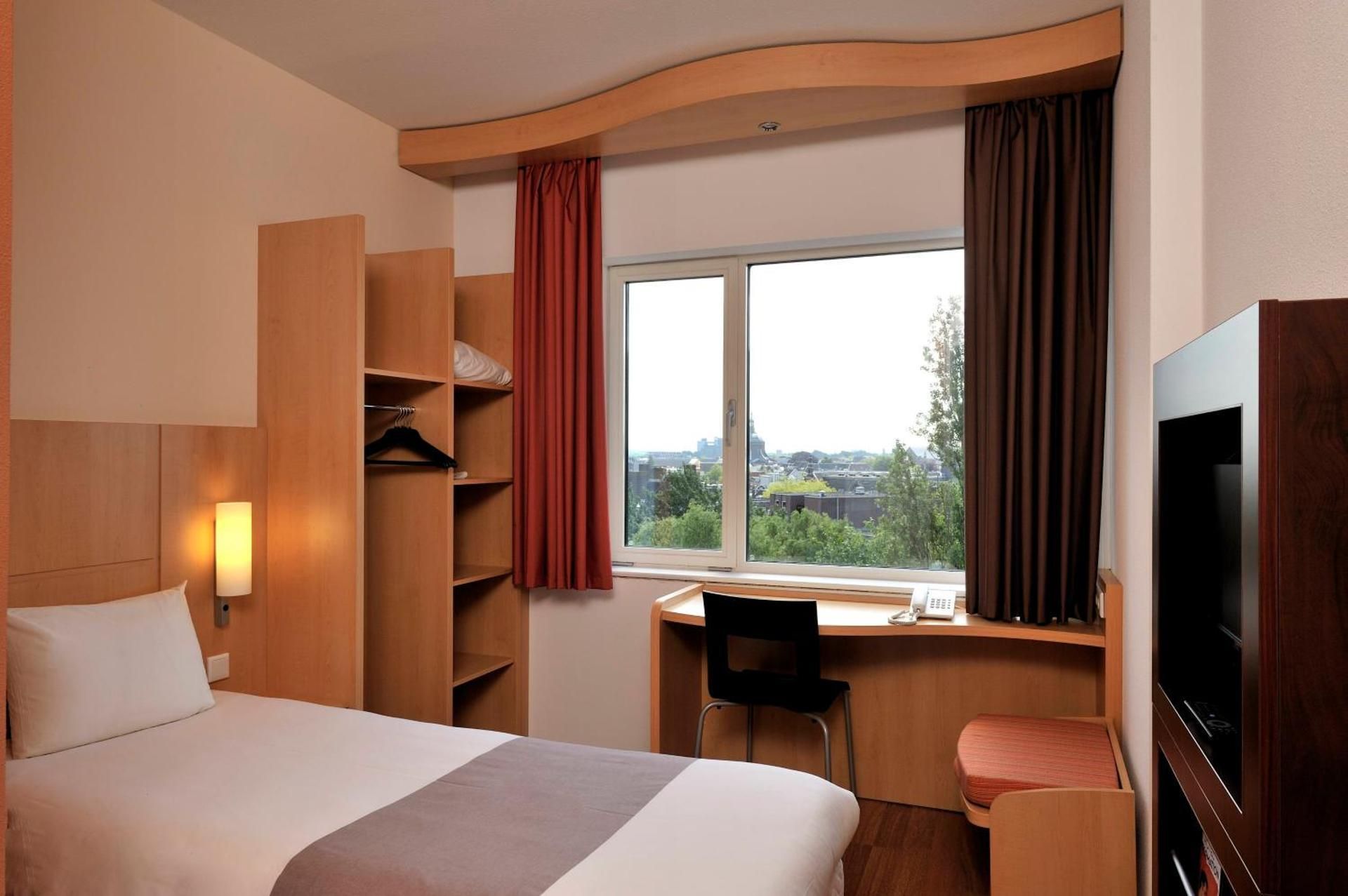 ibis Leiden Centre Room for one person equipped with the new ibis bed 2