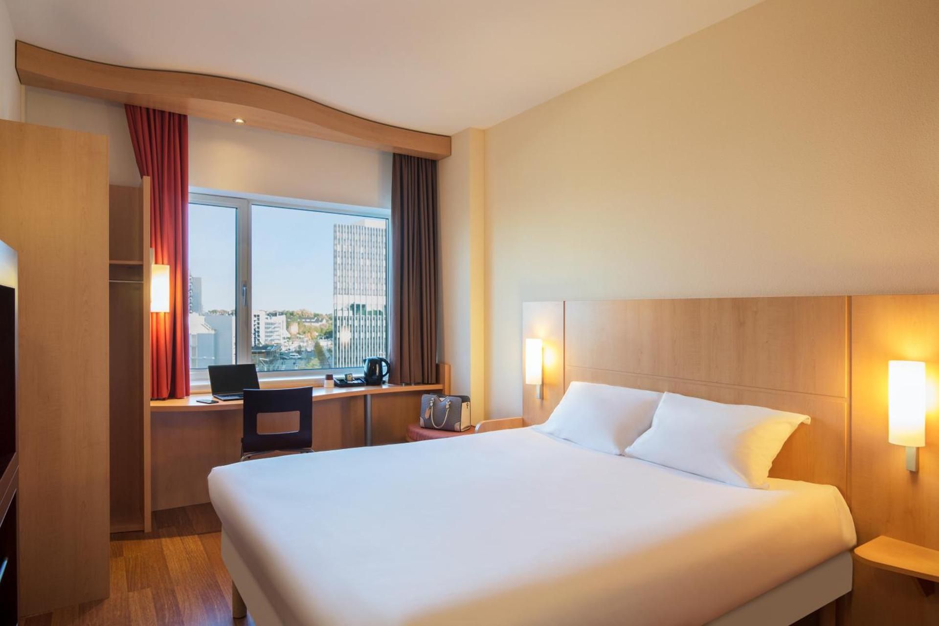 ibis Leiden Centre Room with the new ibis double bed 2