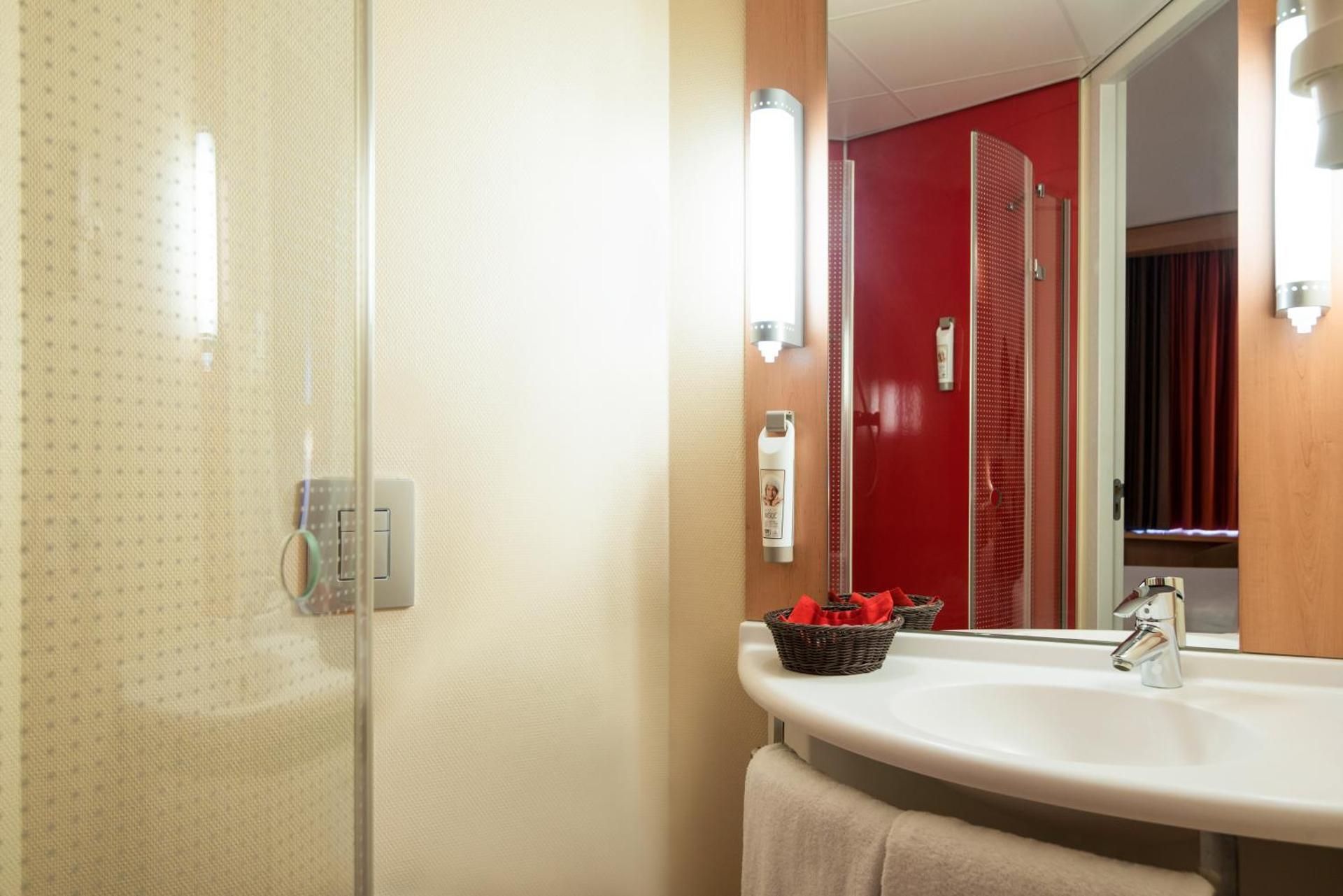 ibis Leiden Centre Room with the new ibis double bed 3