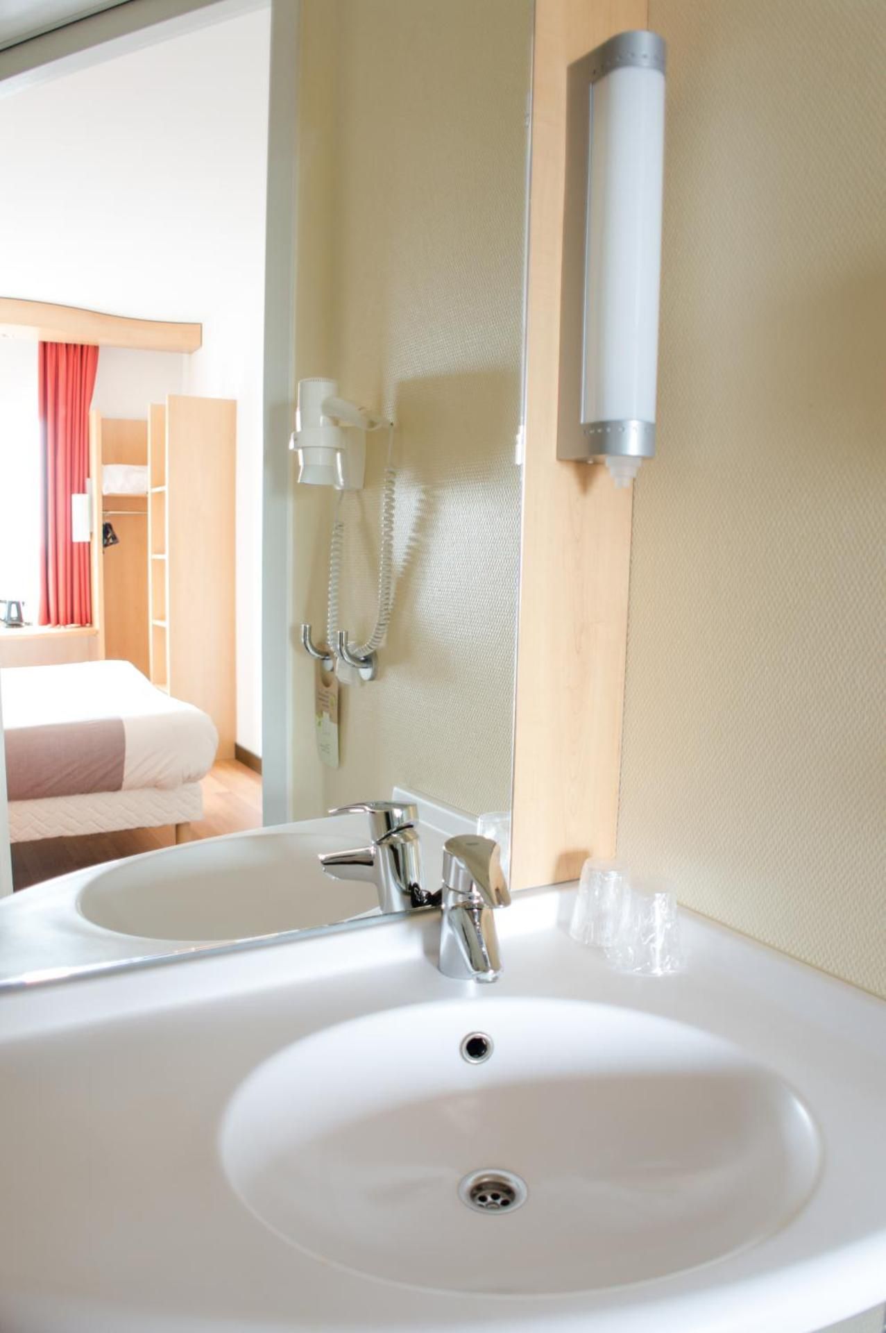 ibis Leiden Centre Room for one person equipped with the new ibis bed 3