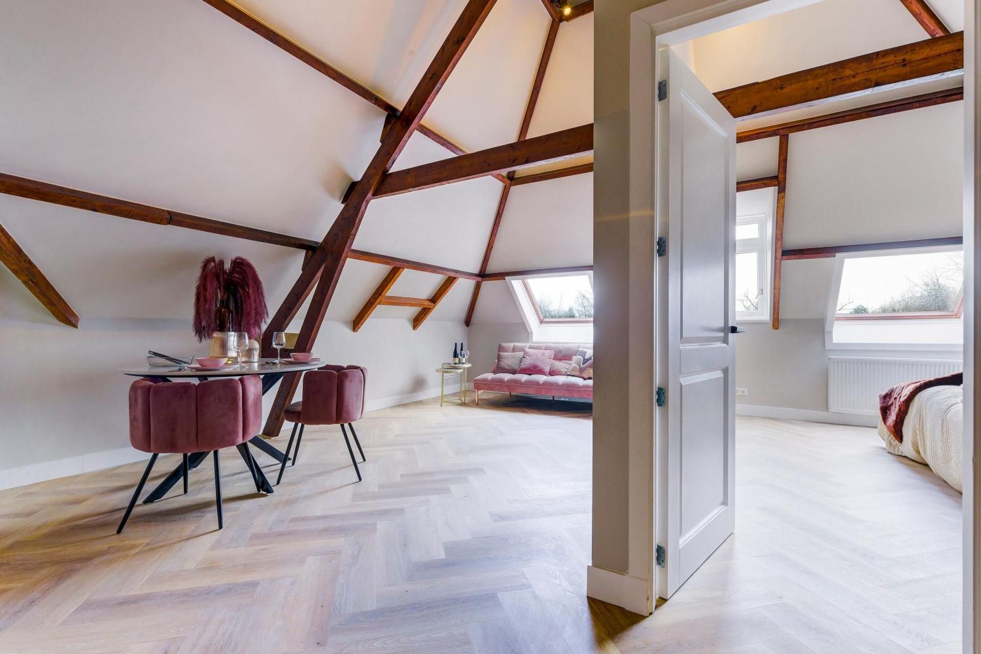 DELUXE APARTMENT