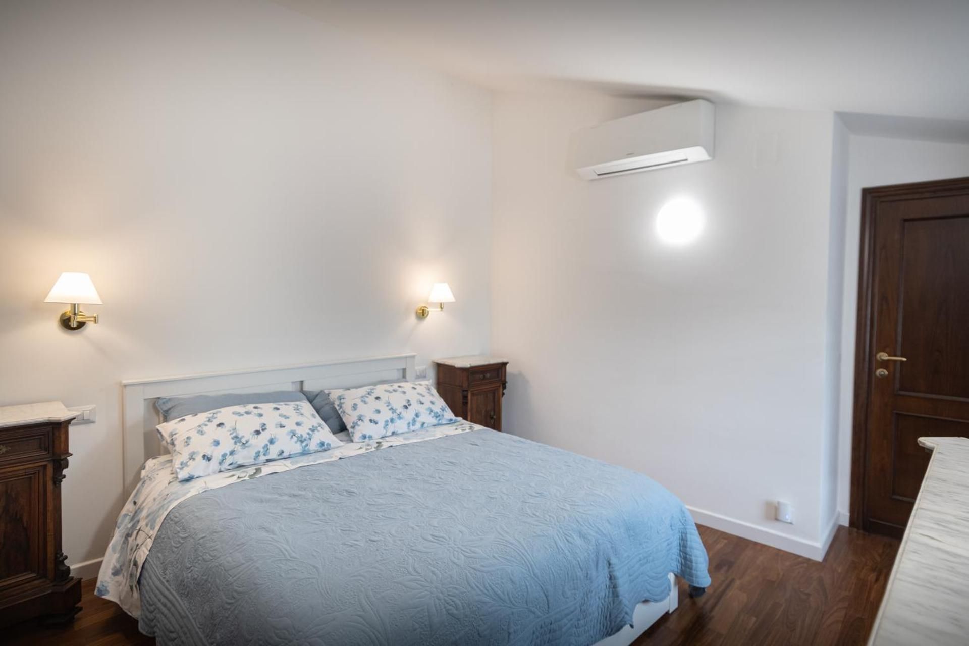 Deluxe One-Bedroom Apartment