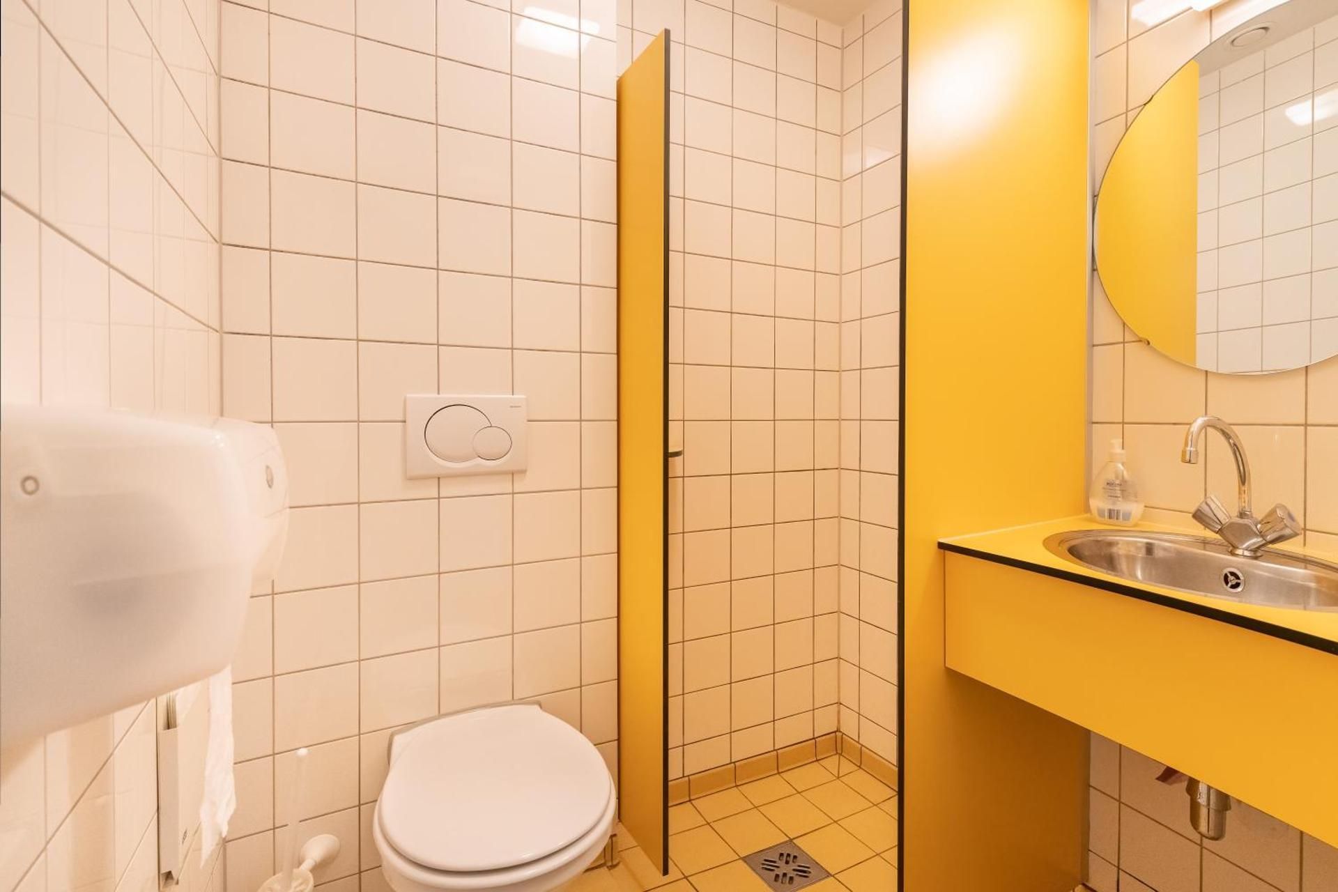 Six Person Room With Private Bathroom and Shower