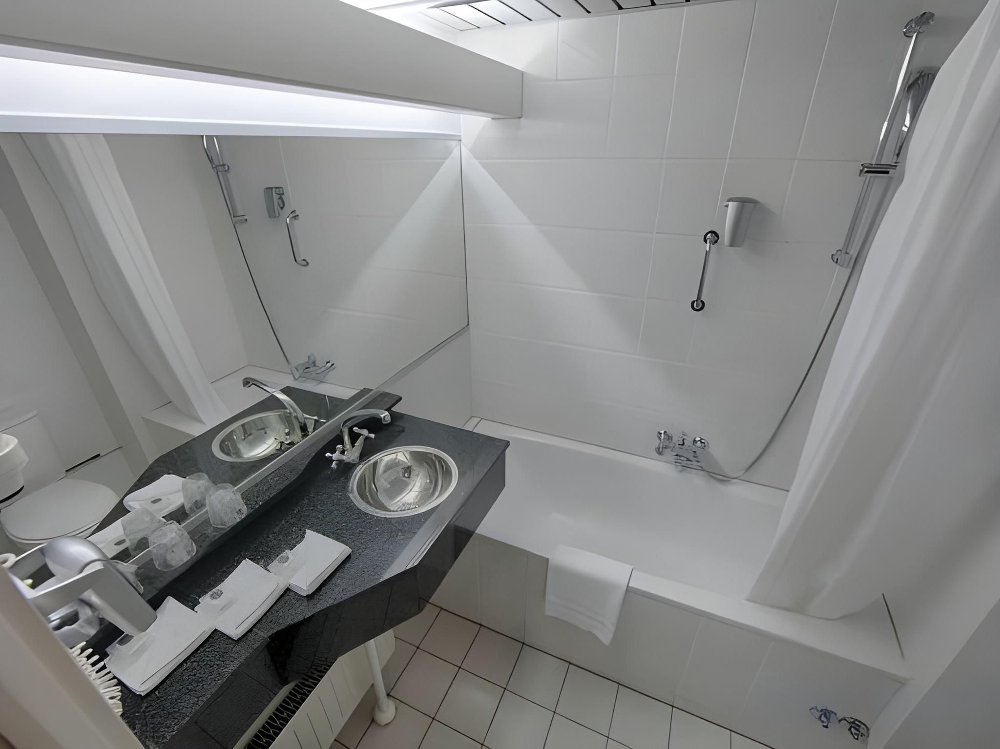 Leonardo Hotel Utrecht City Center Triple Room 3