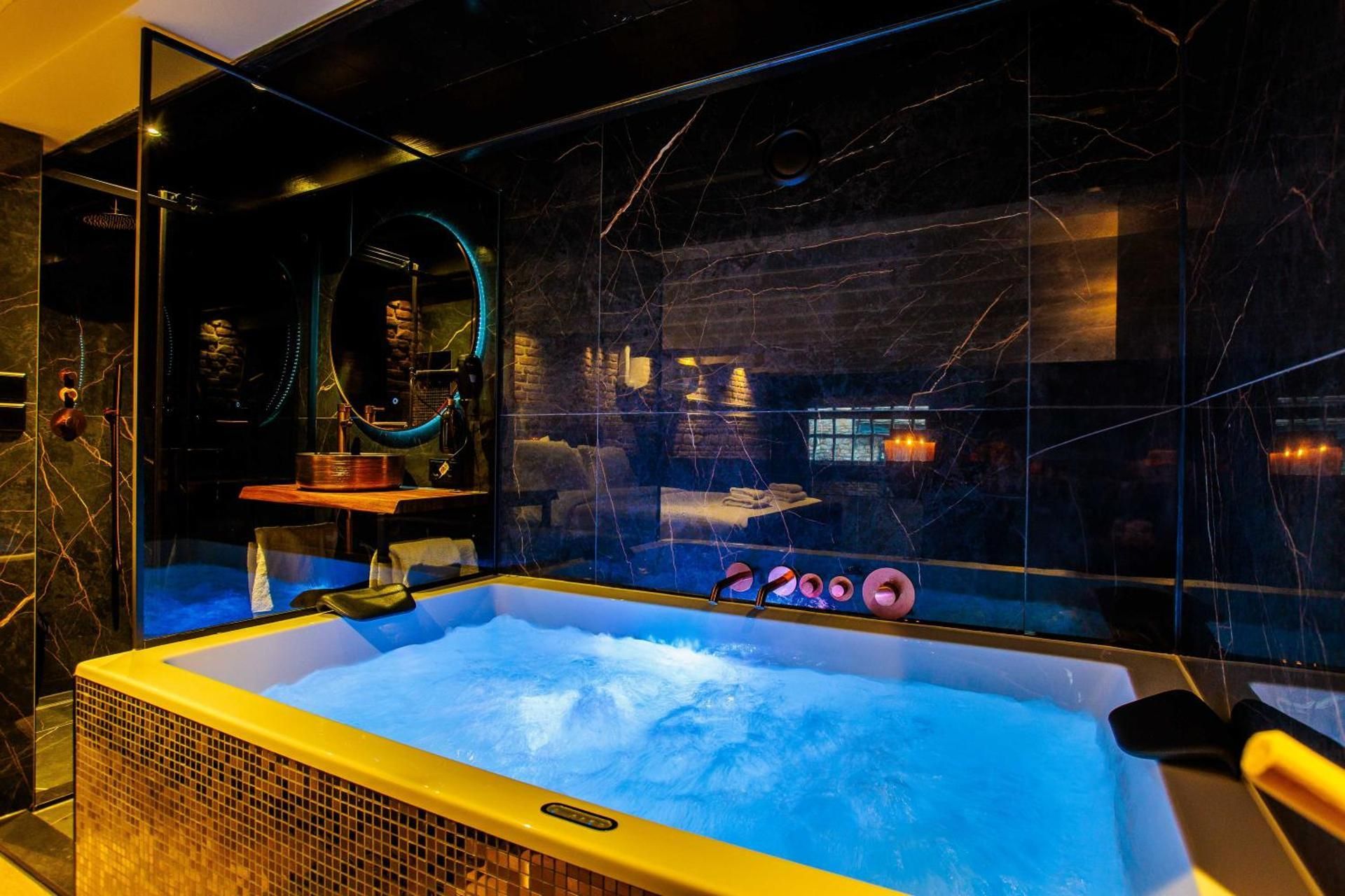  Royal Wellness Studio with Whirlpool