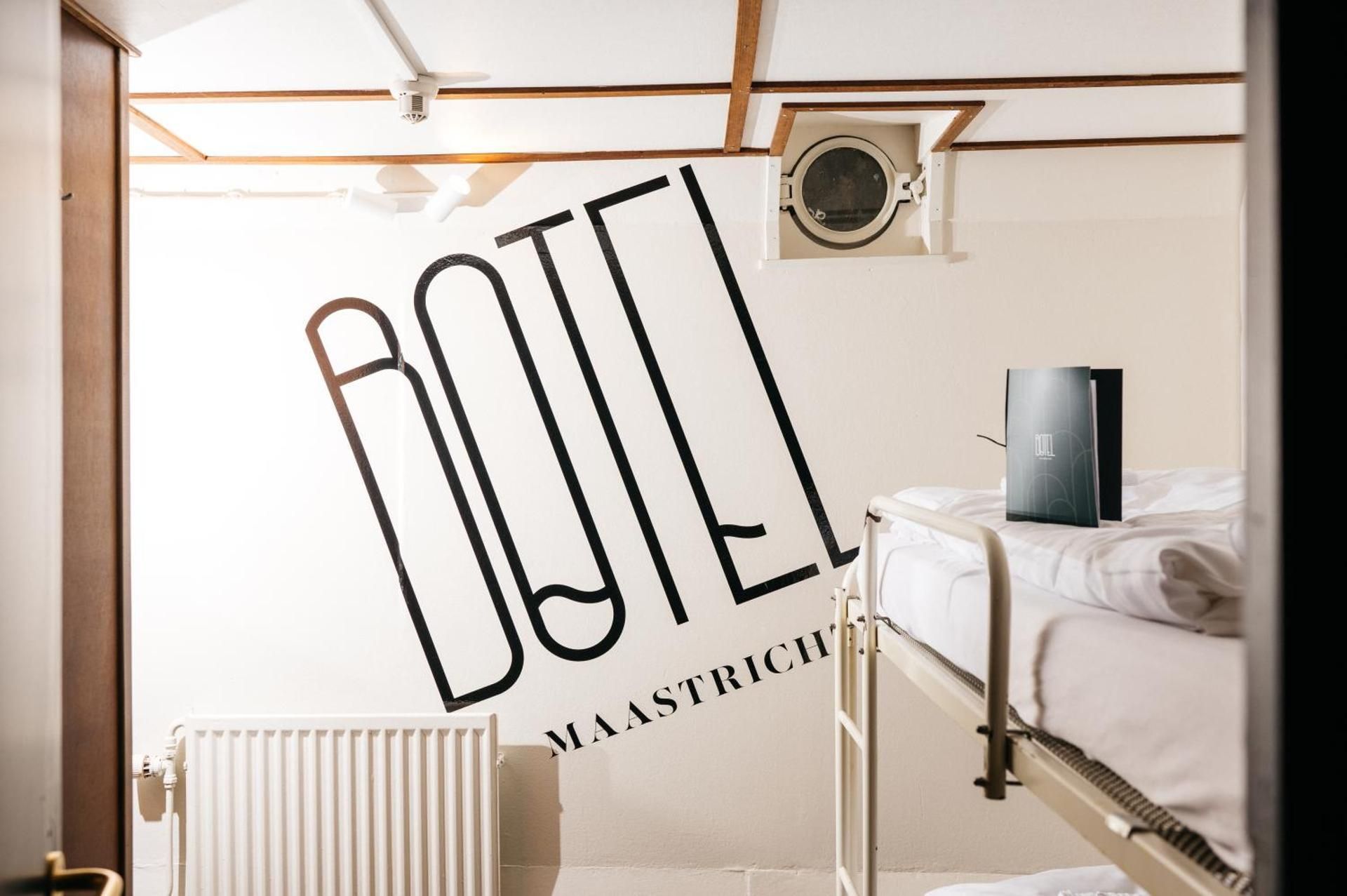 Botel Maastricht Twin Room with Shared Bathroom 2