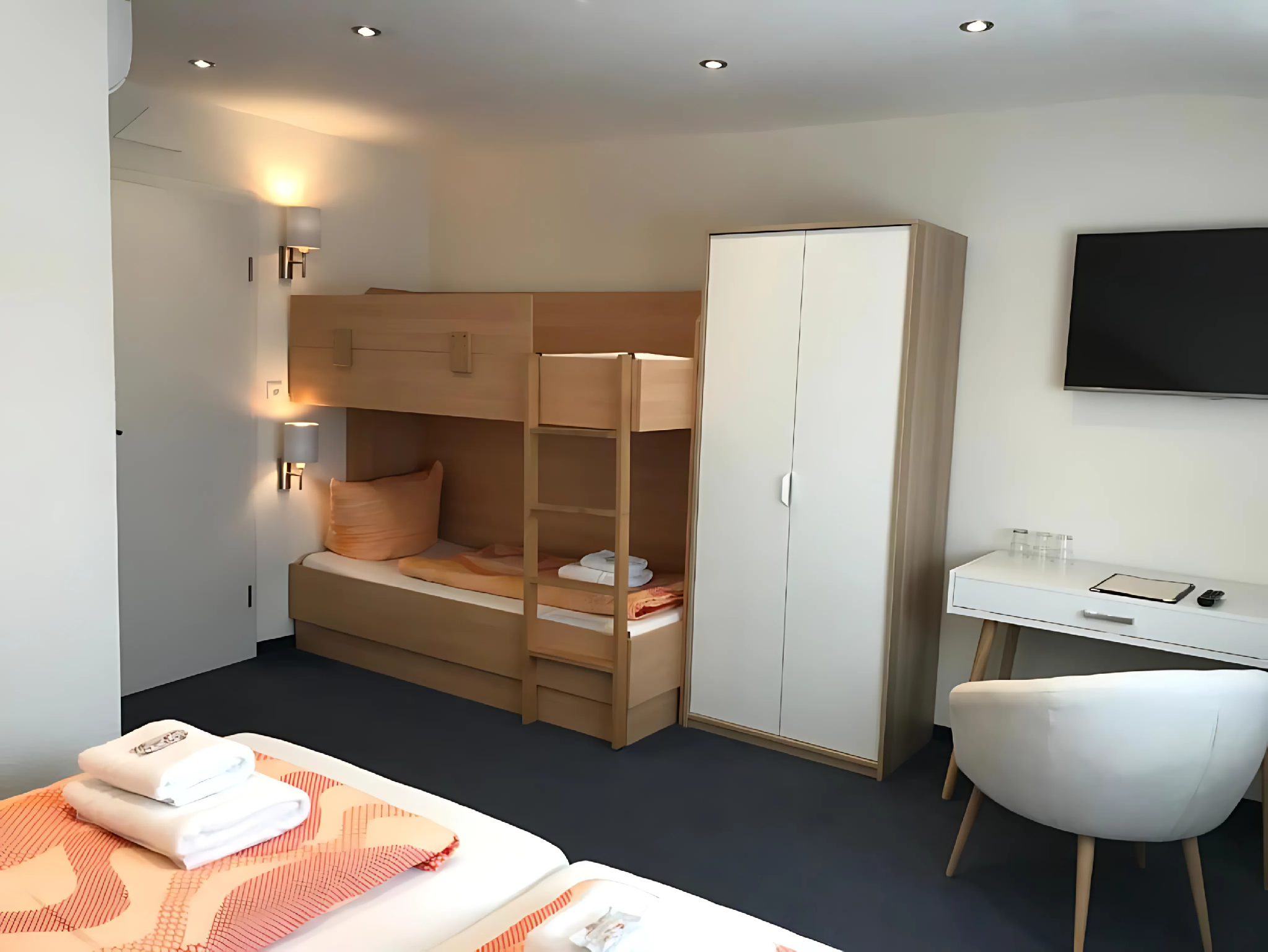 Vierbettzimmer-Gartenblick-Eigenes Badezimmer